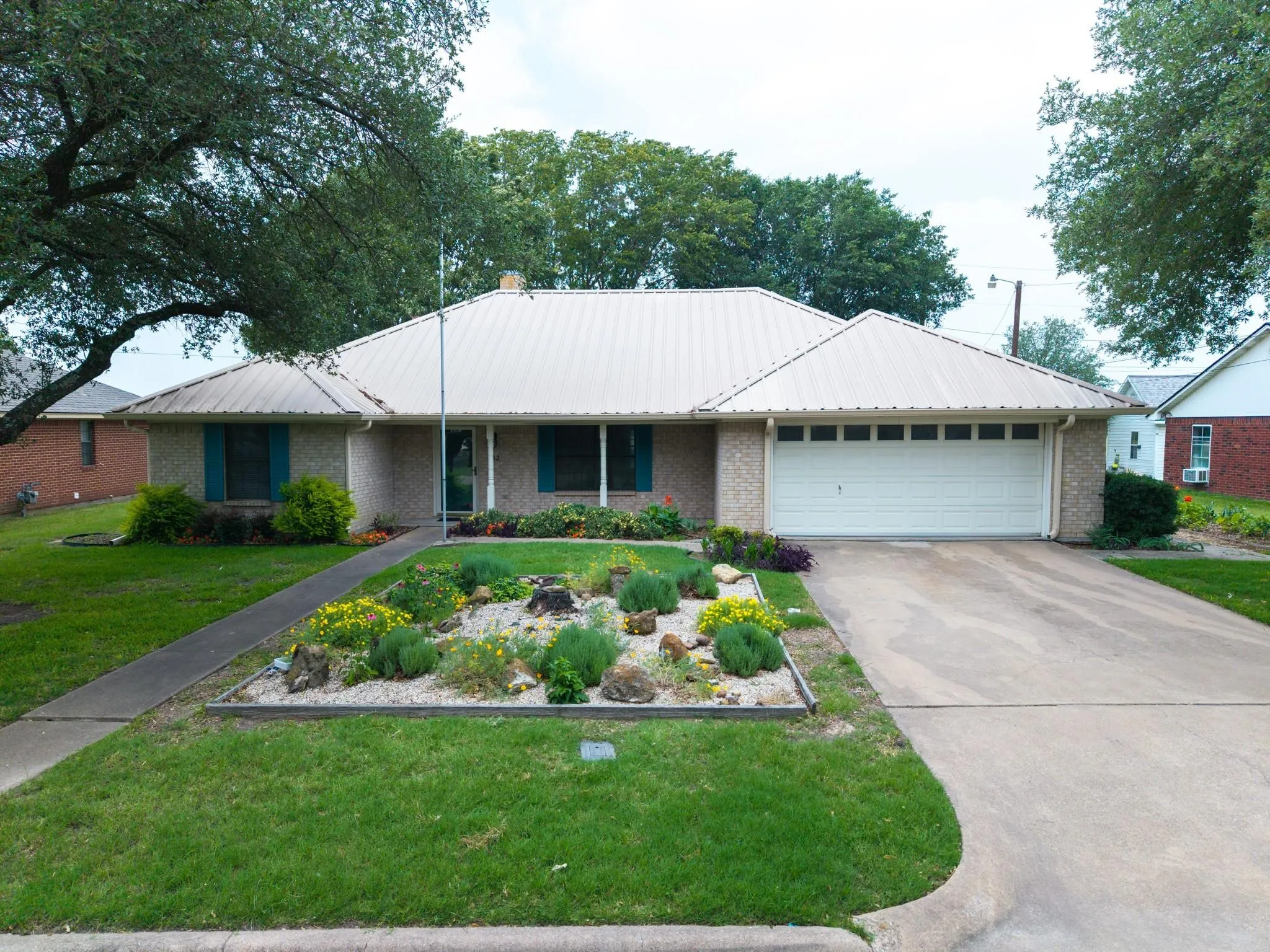 Single Family Residence For Sale in Limestone County , 812 Crestline Drive, Mexia, Texas 76667, 3 Bedrooms, 2 Bathrooms, 2 Garage spaces, 1,750 Sqft, built in 1987, Price $268,500, mls#21316077, Real Estate Agent in Mexia, Homes For Sale in Limestone county, Homes For Sale in Mexia, Realtor in Mexia Texas, Real Estate Brokerage Independent Realty Texas, Luminita Cordes Realtor