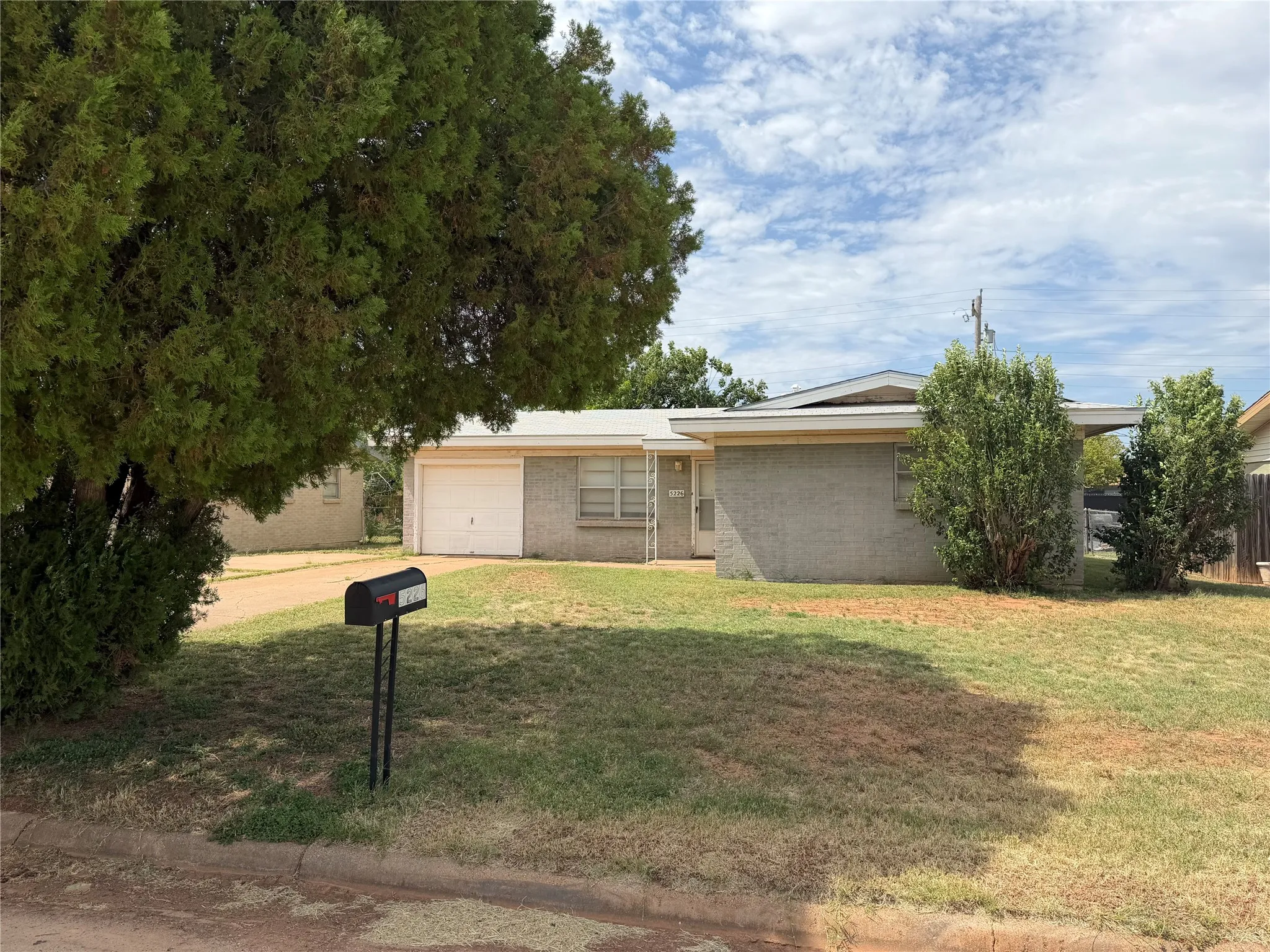 Single Family Residence For Sale in Taylor County , 5226 Lamesa Avenue, Abilene, Texas 79605, 3 Bedroom, 1 Bathroom, 1 Garage spaces, 1,008 Sqft, built in 1956, mls#21317282, Real Estate Agent in Abilene, Homes For Sale in Taylor county, Homes For Sale in Abilene, Realtor in Abilene Texas, Real Estate Brokerage Independent Realty Texas, Luminita Cordes Realtor