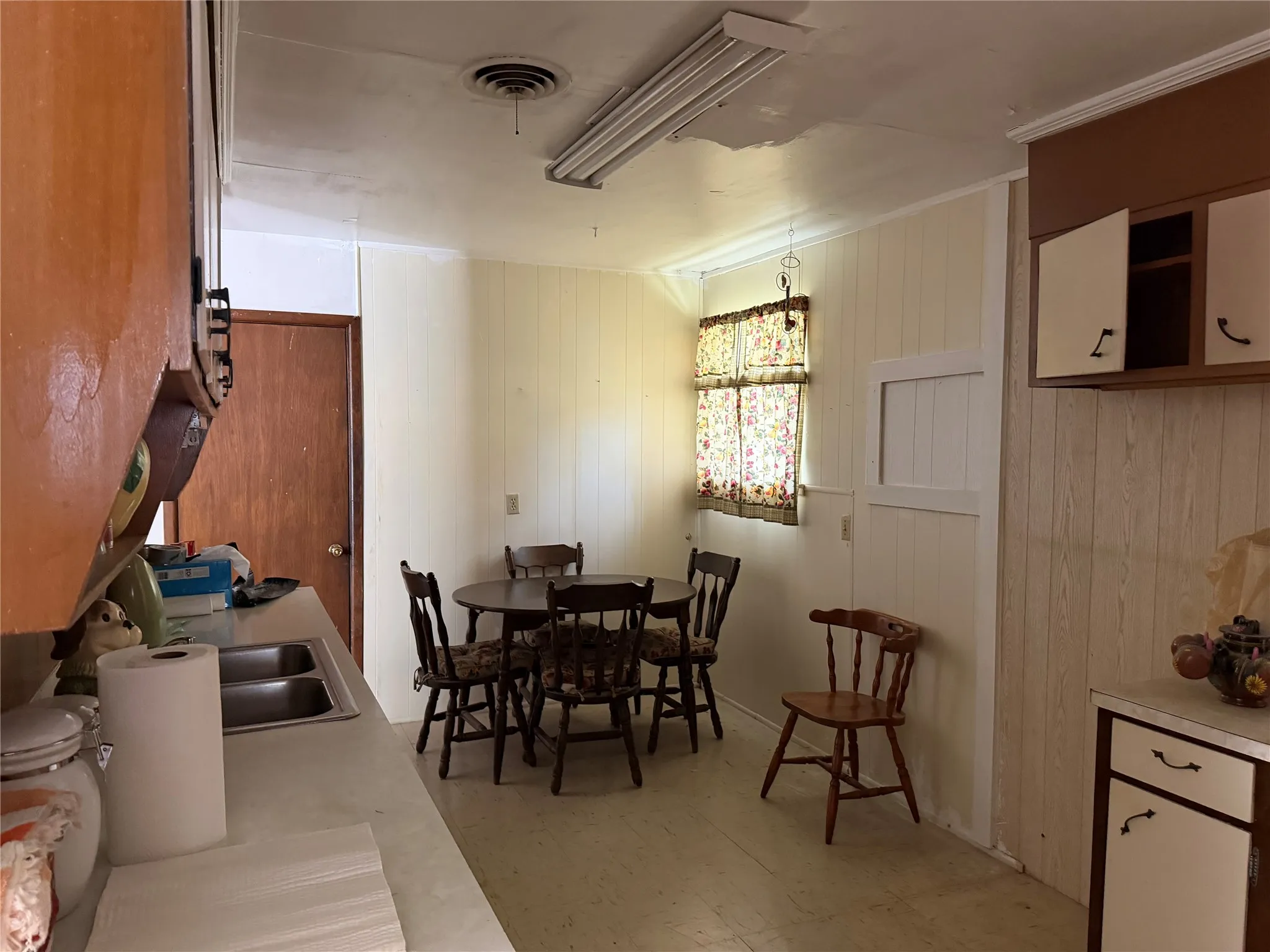 Single Family Residence For Sale in Taylor County , 5226 Lamesa Avenue, Abilene, Texas 79605, 3 Bedroom, 1 Bathroom, 1 Garage spaces, 1,008 Sqft, built in 1956, mls#21317282, Real Estate Agent in Abilene, Homes For Sale in Taylor county, Homes For Sale in Abilene, Realtor in Abilene Texas, Real Estate Brokerage Independent Realty Texas, Luminita Cordes Realtor