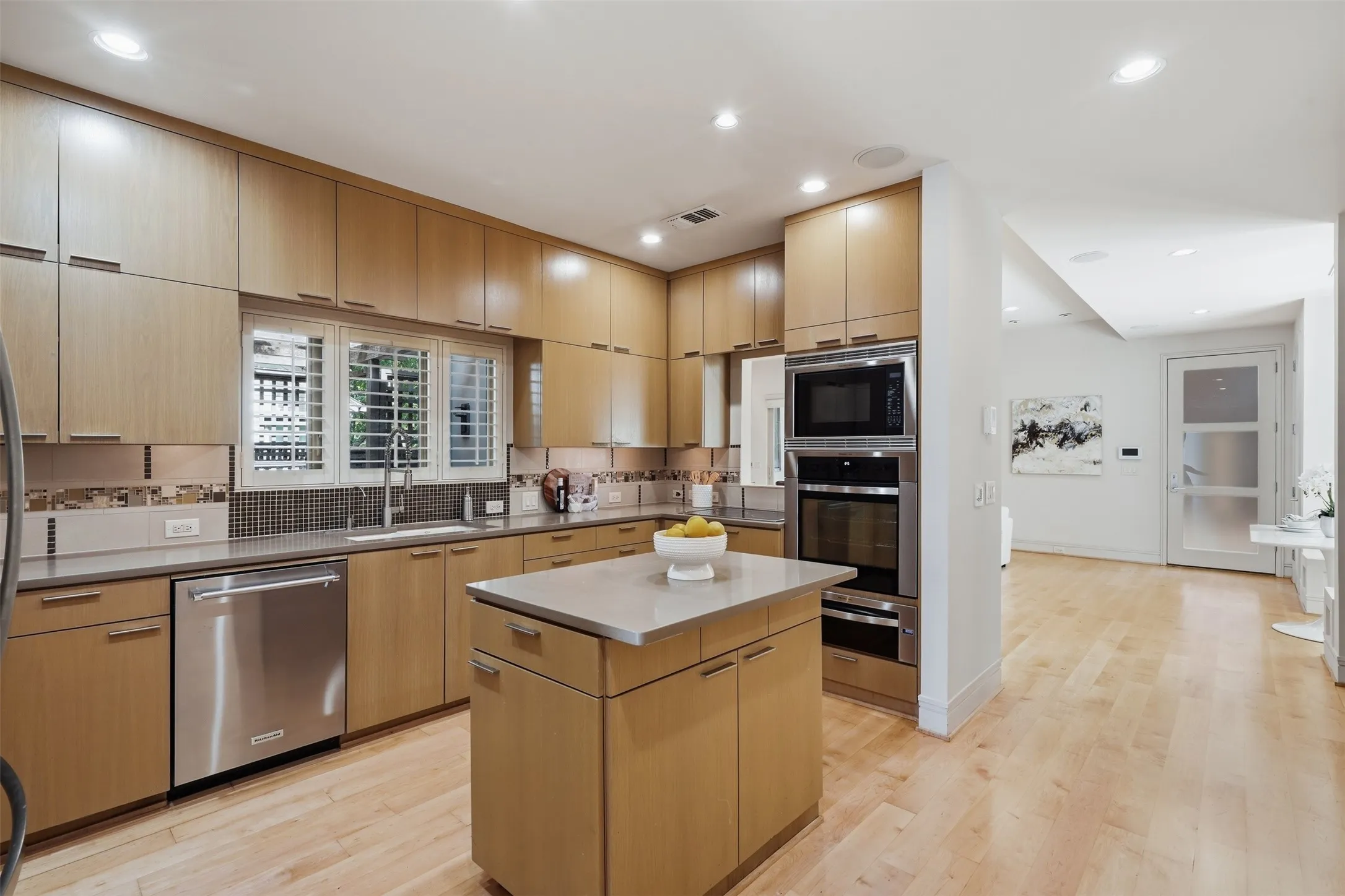 Single Family Residence For Sale in Dallas County , 5211 Miller Avenue, Dallas, Texas 75206, 3 Bedroom, 4 Bathroom, 2 Garage spaces, 2,780 Sqft, built in 2009, mls#21307627, Real Estate Agent in Dallas, Homes For Sale in Dallas county, Homes For Sale in Dallas, Realtor in Dallas Texas, Real Estate Brokerage Independent Realty Texas, Luminita Cordes Realtor