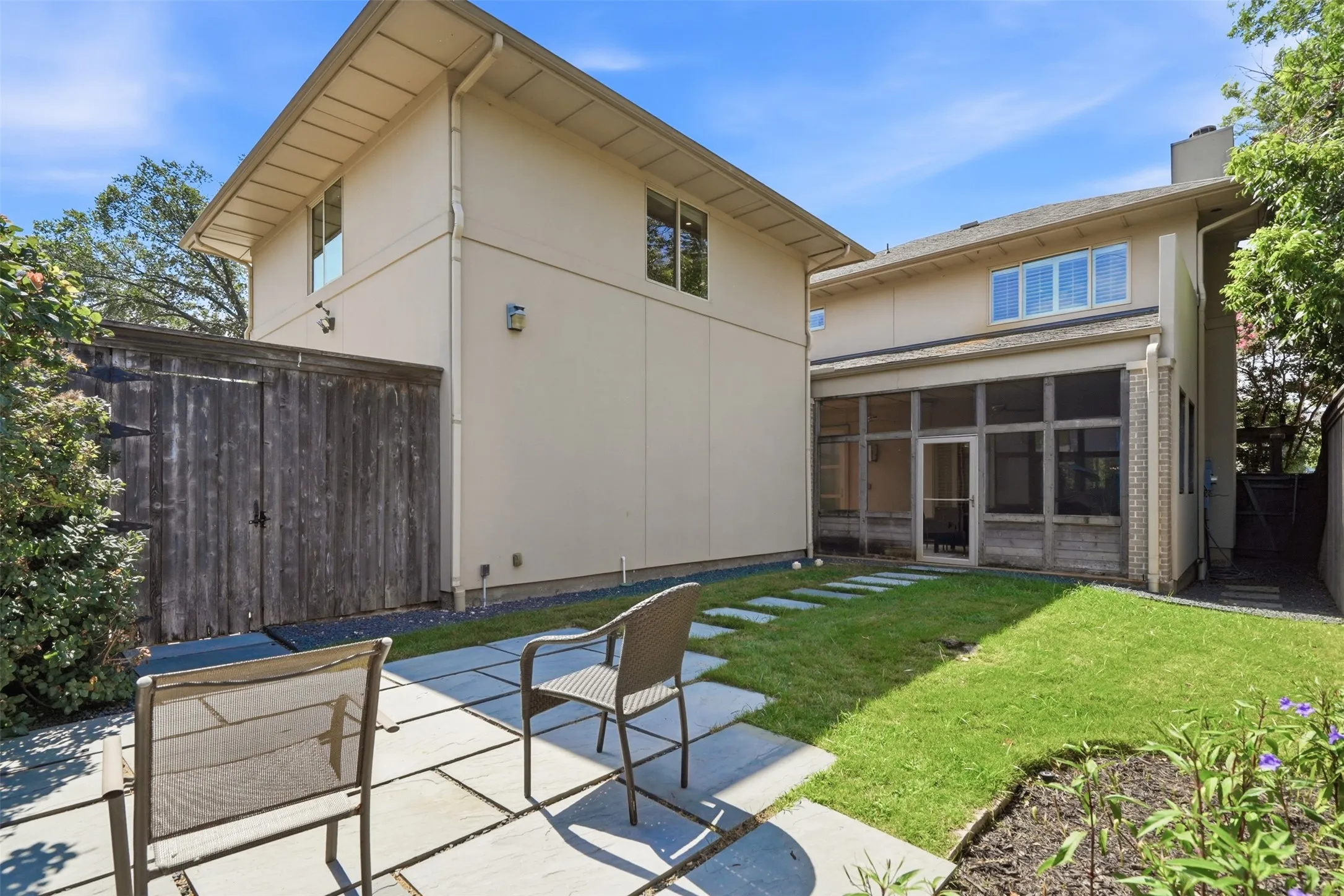 Single Family Residence For Sale in Dallas County , 5211 Miller Avenue, Dallas, Texas 75206, 3 Bedroom, 4 Bathroom, 2 Garage spaces, 2,780 Sqft, built in 2009, mls#21307627, Real Estate Agent in Dallas, Homes For Sale in Dallas county, Homes For Sale in Dallas, Realtor in Dallas Texas, Real Estate Brokerage Independent Realty Texas, Luminita Cordes Realtor
