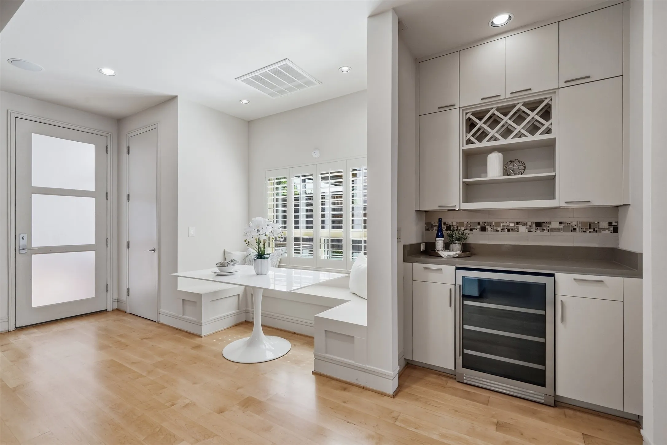 Single Family Residence For Sale in Dallas County , 5211 Miller Avenue, Dallas, Texas 75206, 3 Bedroom, 4 Bathroom, 2 Garage spaces, 2,780 Sqft, built in 2009, mls#21307627, Real Estate Agent in Dallas, Homes For Sale in Dallas county, Homes For Sale in Dallas, Realtor in Dallas Texas, Real Estate Brokerage Independent Realty Texas, Luminita Cordes Realtor