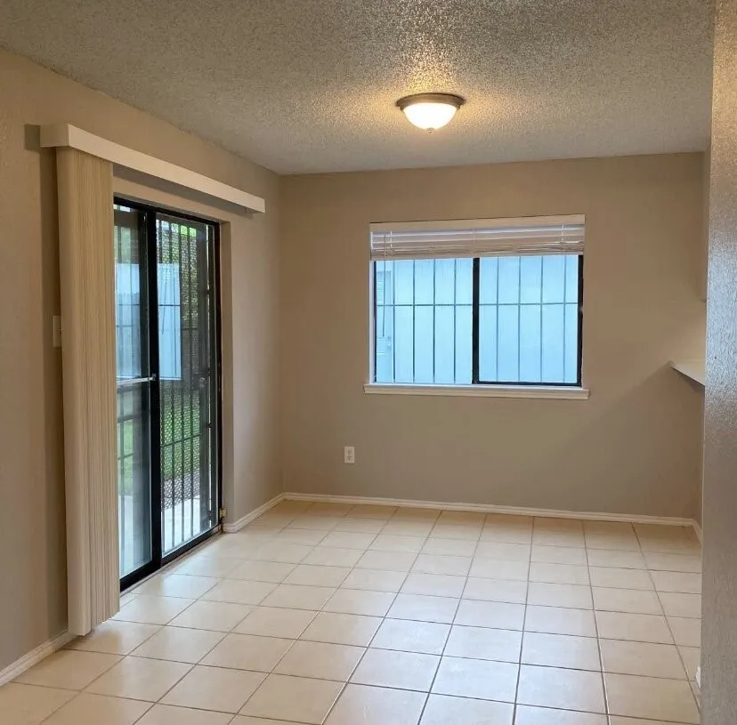 Single Family Residence For Sale in Dallas County , 5027 Clover Haven Street, Dallas, Texas 75227, 2 Bedroom, 2 Bathroom, 2 Garage spaces, 1,193 Sqft, built in 1986, mls#21317369, Real Estate Agent in Dallas, Homes For Sale in Dallas county, Homes For Sale in Dallas, Realtor in Dallas Texas, Real Estate Brokerage Independent Realty Texas, Luminita Cordes Realtor