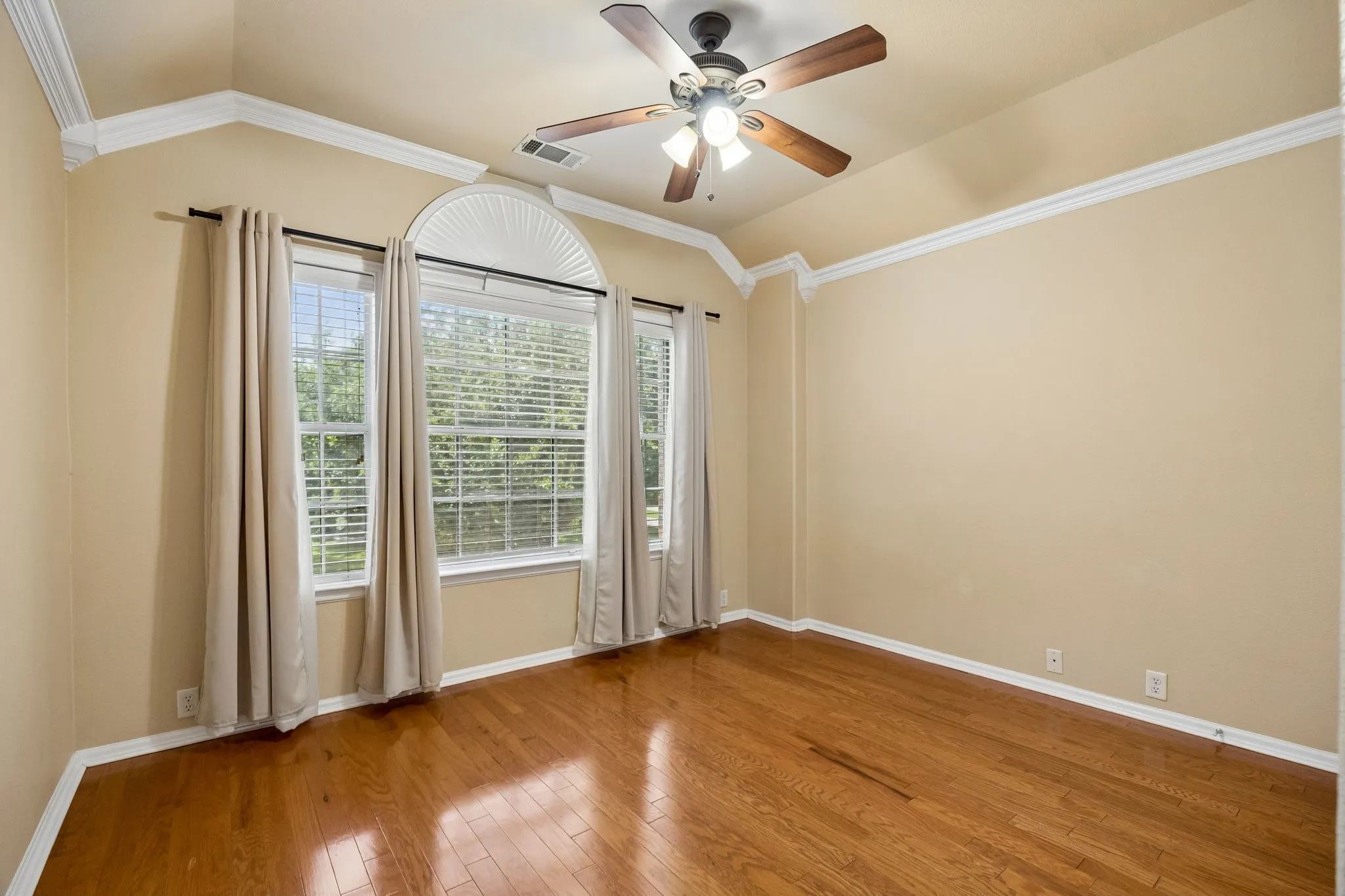 Single Family Residence For Sale in Tarrant County , 1808 Clear Summit Lane, Mansfield, Texas 76063, 4 Bedroom, 4 Bathroom, 3 Garage spaces, 3,219 Sqft, built in 2006, mls#21317384, Real Estate Agent in Mansfield, Homes For Sale in Tarrant county, Homes For Sale in Mansfield, Realtor in Mansfield Texas, Real Estate Brokerage Independent Realty Texas, Luminita Cordes Realtor