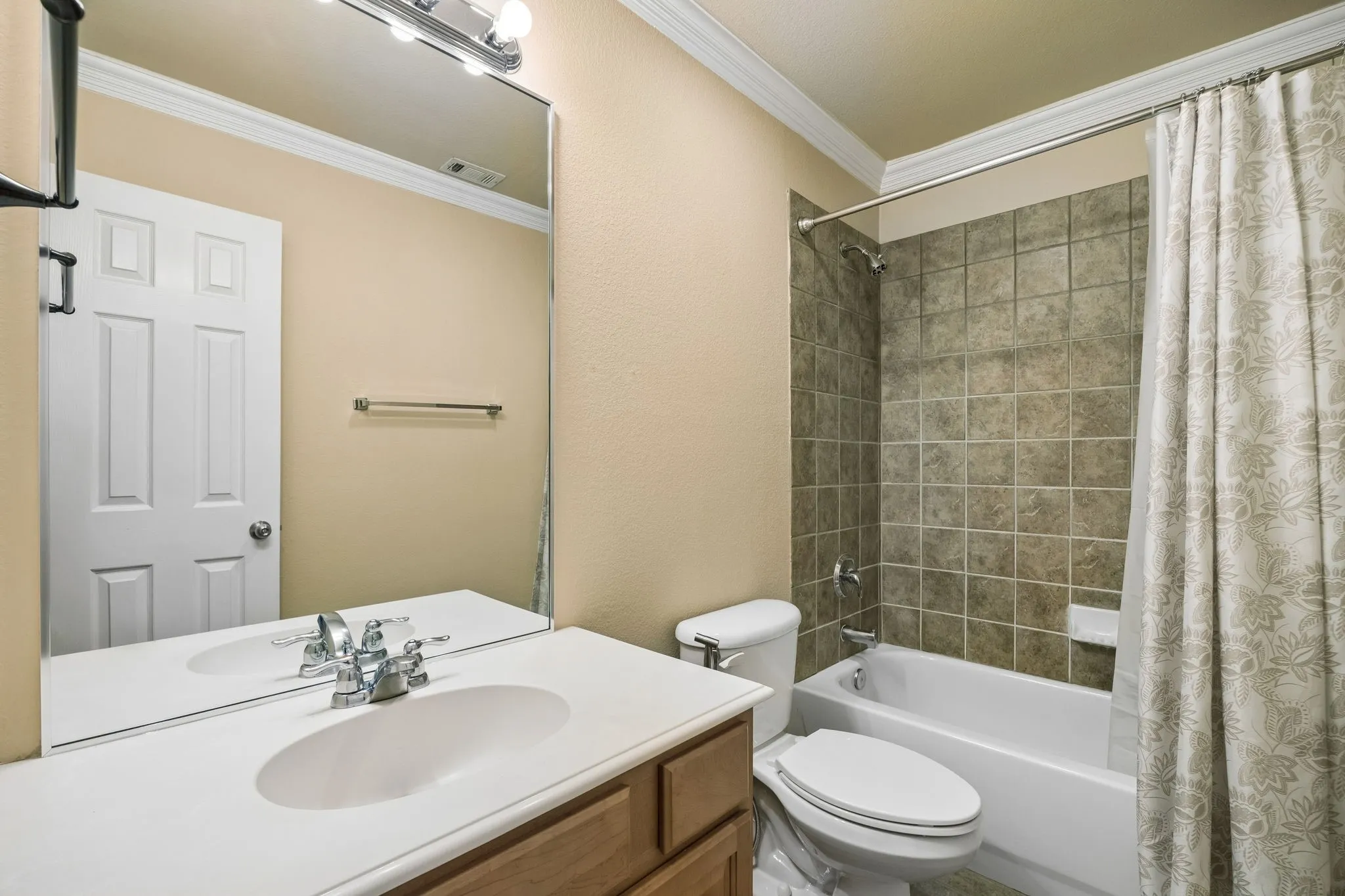 Single Family Residence For Sale in Tarrant County , 1808 Clear Summit Lane, Mansfield, Texas 76063, 4 Bedroom, 4 Bathroom, 3 Garage spaces, 3,219 Sqft, built in 2006, mls#21317384, Real Estate Agent in Mansfield, Homes For Sale in Tarrant county, Homes For Sale in Mansfield, Realtor in Mansfield Texas, Real Estate Brokerage Independent Realty Texas, Luminita Cordes Realtor