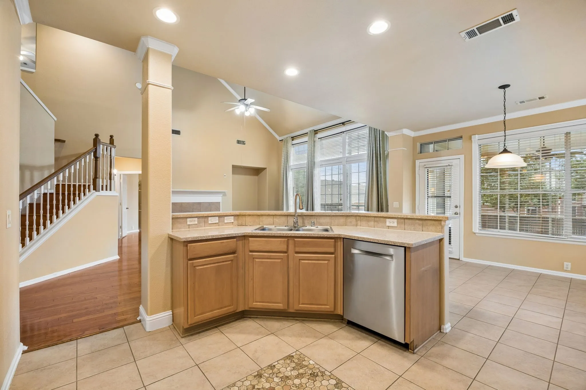 Single Family Residence For Sale in Tarrant County , 1808 Clear Summit Lane, Mansfield, Texas 76063, 4 Bedroom, 4 Bathroom, 3 Garage spaces, 3,219 Sqft, built in 2006, mls#21317384, Real Estate Agent in Mansfield, Homes For Sale in Tarrant county, Homes For Sale in Mansfield, Realtor in Mansfield Texas, Real Estate Brokerage Independent Realty Texas, Luminita Cordes Realtor
