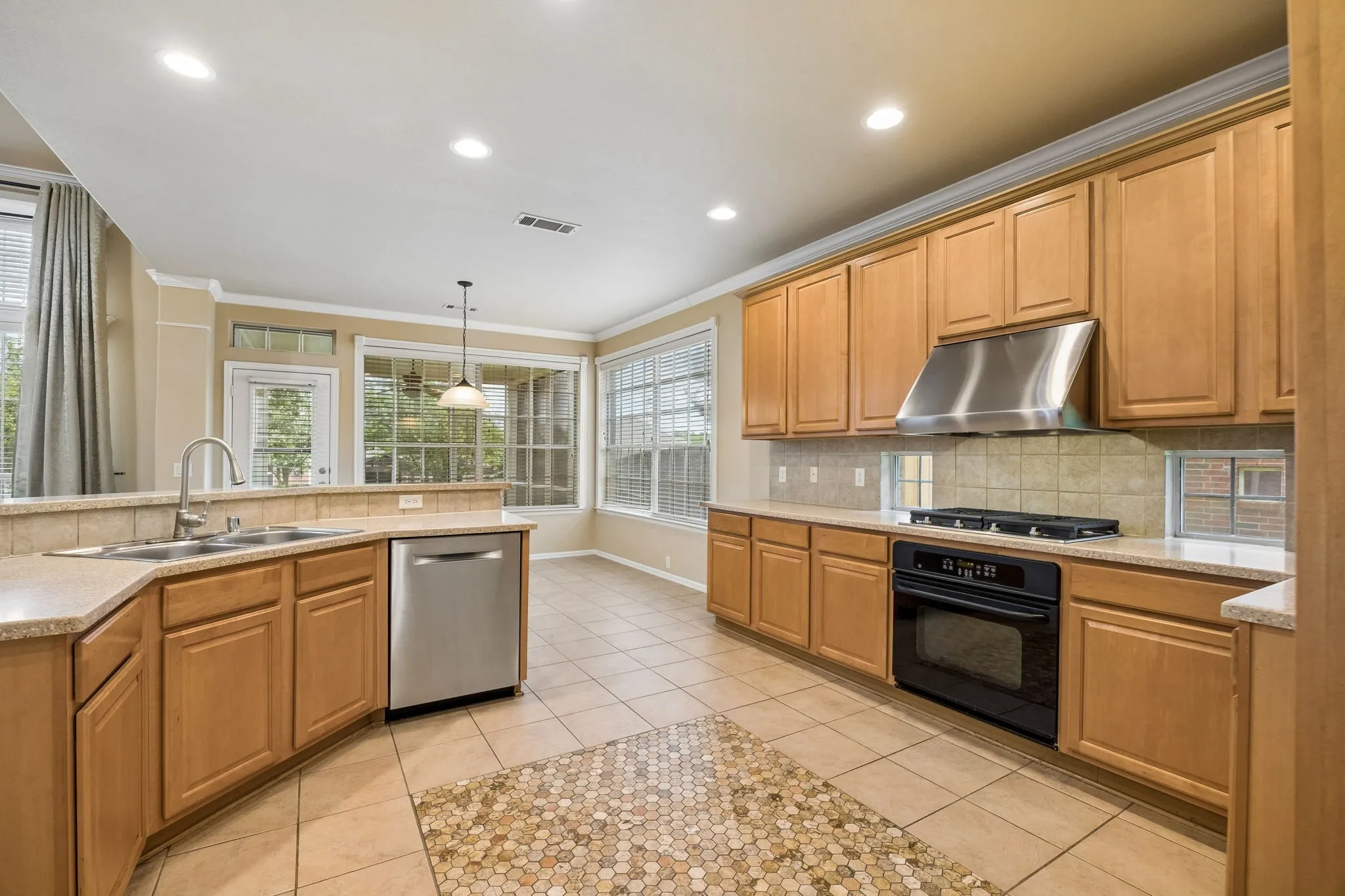 Single Family Residence For Sale in Tarrant County , 1808 Clear Summit Lane, Mansfield, Texas 76063, 4 Bedroom, 4 Bathroom, 3 Garage spaces, 3,219 Sqft, built in 2006, mls#21317384, Real Estate Agent in Mansfield, Homes For Sale in Tarrant county, Homes For Sale in Mansfield, Realtor in Mansfield Texas, Real Estate Brokerage Independent Realty Texas, Luminita Cordes Realtor