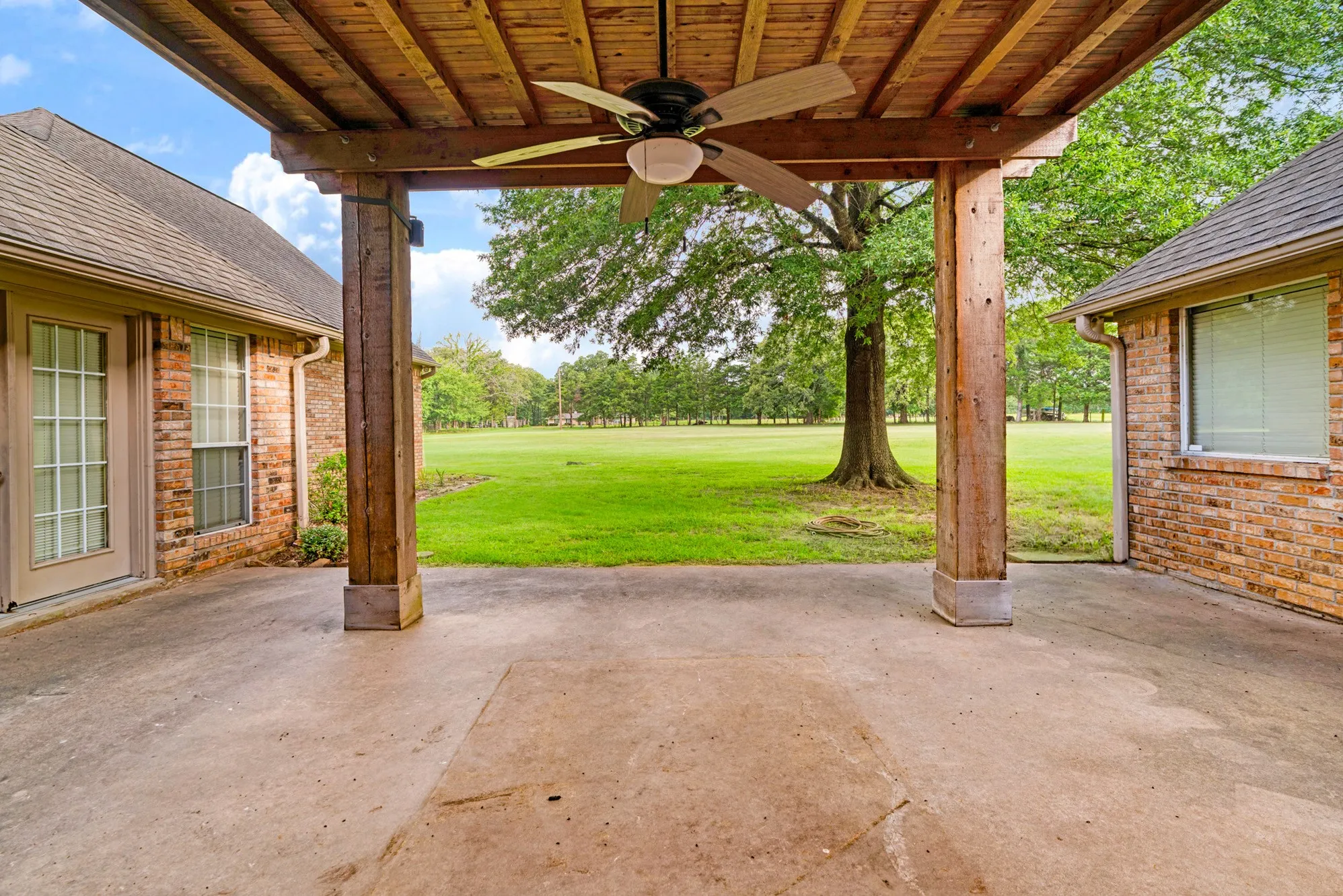 Single Family Residence For Sale in Lamar County , 4585 Farm Road 195, Paris, Texas 75462, 4 Bedroom, 3 Bathroom, 2 Garage spaces, 3,449 Sqft, built in 1993, mls#21316690, Real Estate Agent in Paris, Homes For Sale in Lamar county, Homes For Sale in Paris, Realtor in Paris Texas, Real Estate Brokerage Independent Realty Texas, Luminita Cordes Realtor