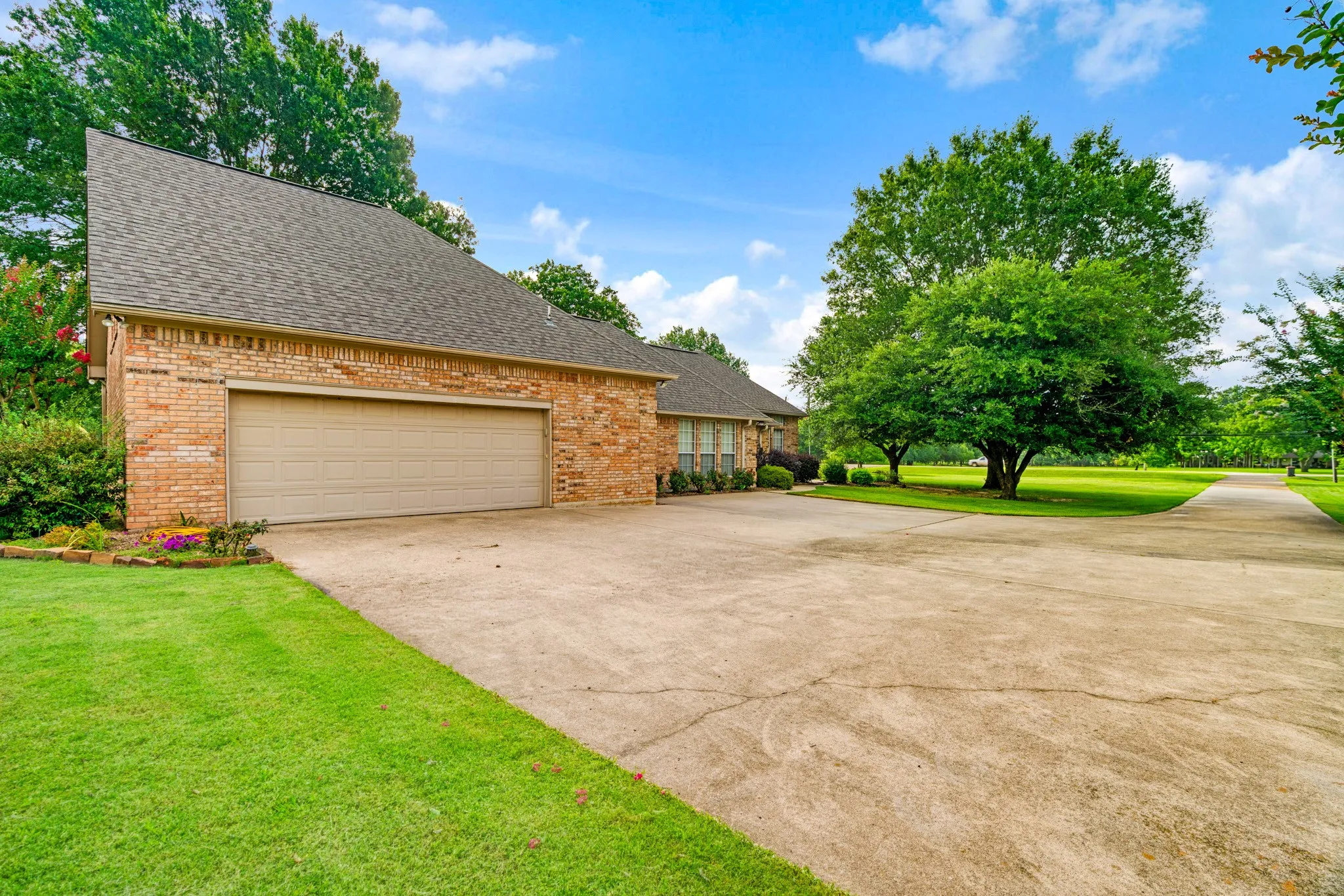 Single Family Residence For Sale in Lamar County , 4585 Farm Road 195, Paris, Texas 75462, 4 Bedroom, 3 Bathroom, 2 Garage spaces, 3,449 Sqft, built in 1993, mls#21316690, Real Estate Agent in Paris, Homes For Sale in Lamar county, Homes For Sale in Paris, Realtor in Paris Texas, Real Estate Brokerage Independent Realty Texas, Luminita Cordes Realtor