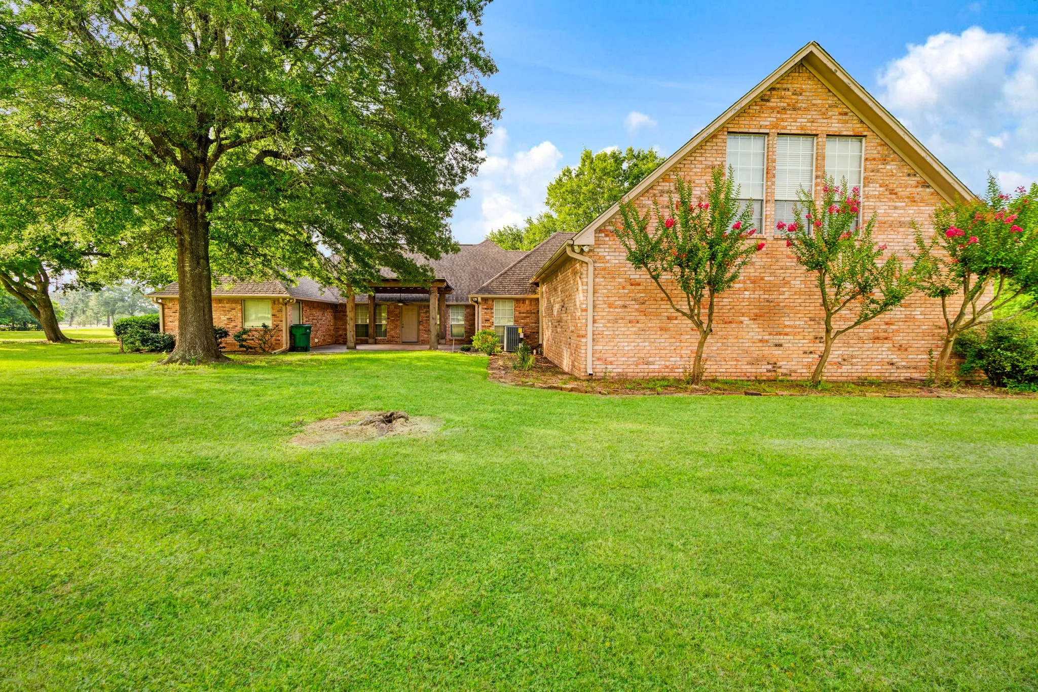 Single Family Residence For Sale in Lamar County , 4585 Farm Road 195, Paris, Texas 75462, 4 Bedroom, 3 Bathroom, 2 Garage spaces, 3,449 Sqft, built in 1993, mls#21316690, Real Estate Agent in Paris, Homes For Sale in Lamar county, Homes For Sale in Paris, Realtor in Paris Texas, Real Estate Brokerage Independent Realty Texas, Luminita Cordes Realtor