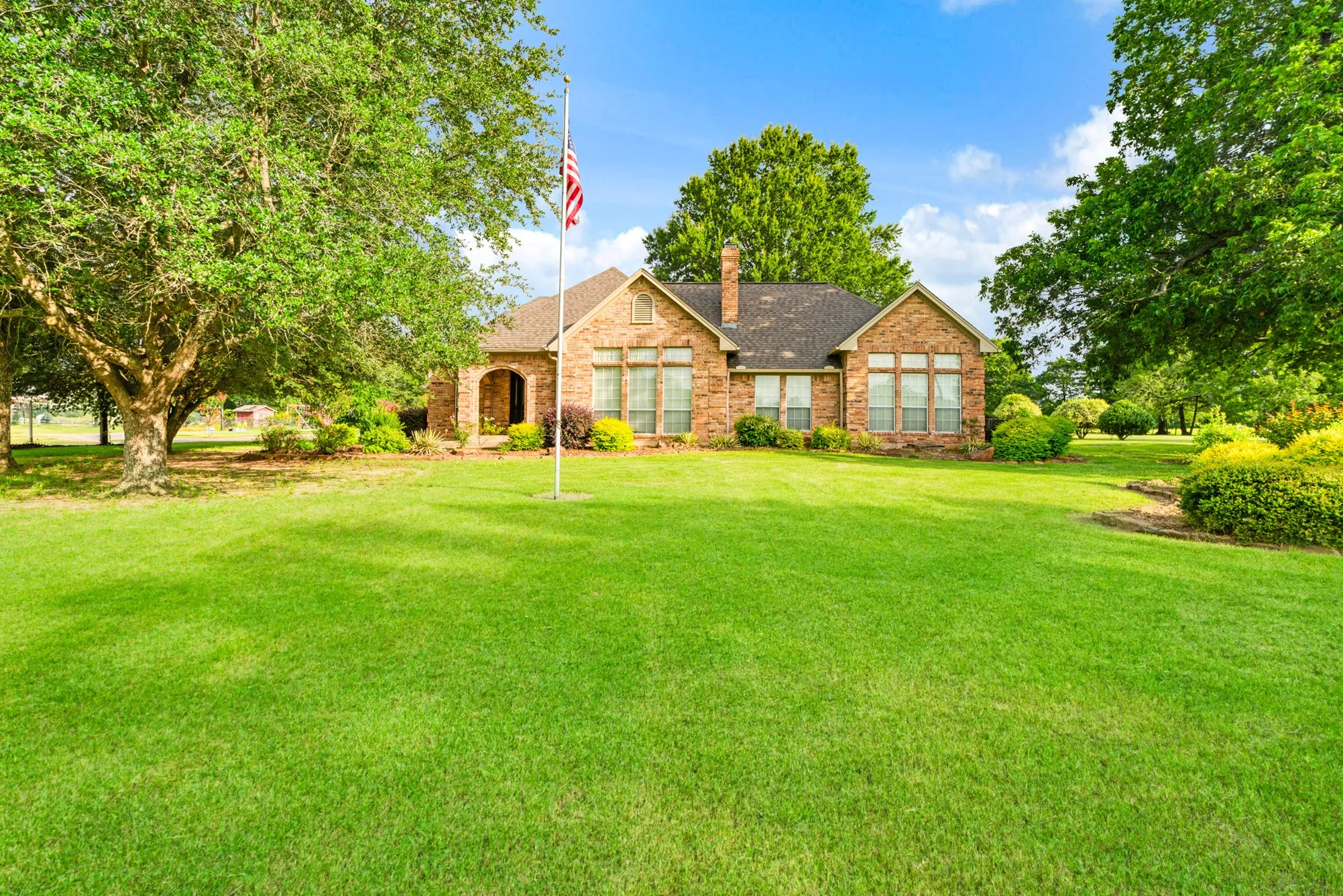 Single Family Residence For Sale in Lamar County , 4585 Farm Road 195, Paris, Texas 75462, 4 Bedroom, 3 Bathroom, 2 Garage spaces, 3,449 Sqft, built in 1993, mls#21316690, Real Estate Agent in Paris, Homes For Sale in Lamar county, Homes For Sale in Paris, Realtor in Paris Texas, Real Estate Brokerage Independent Realty Texas, Luminita Cordes Realtor