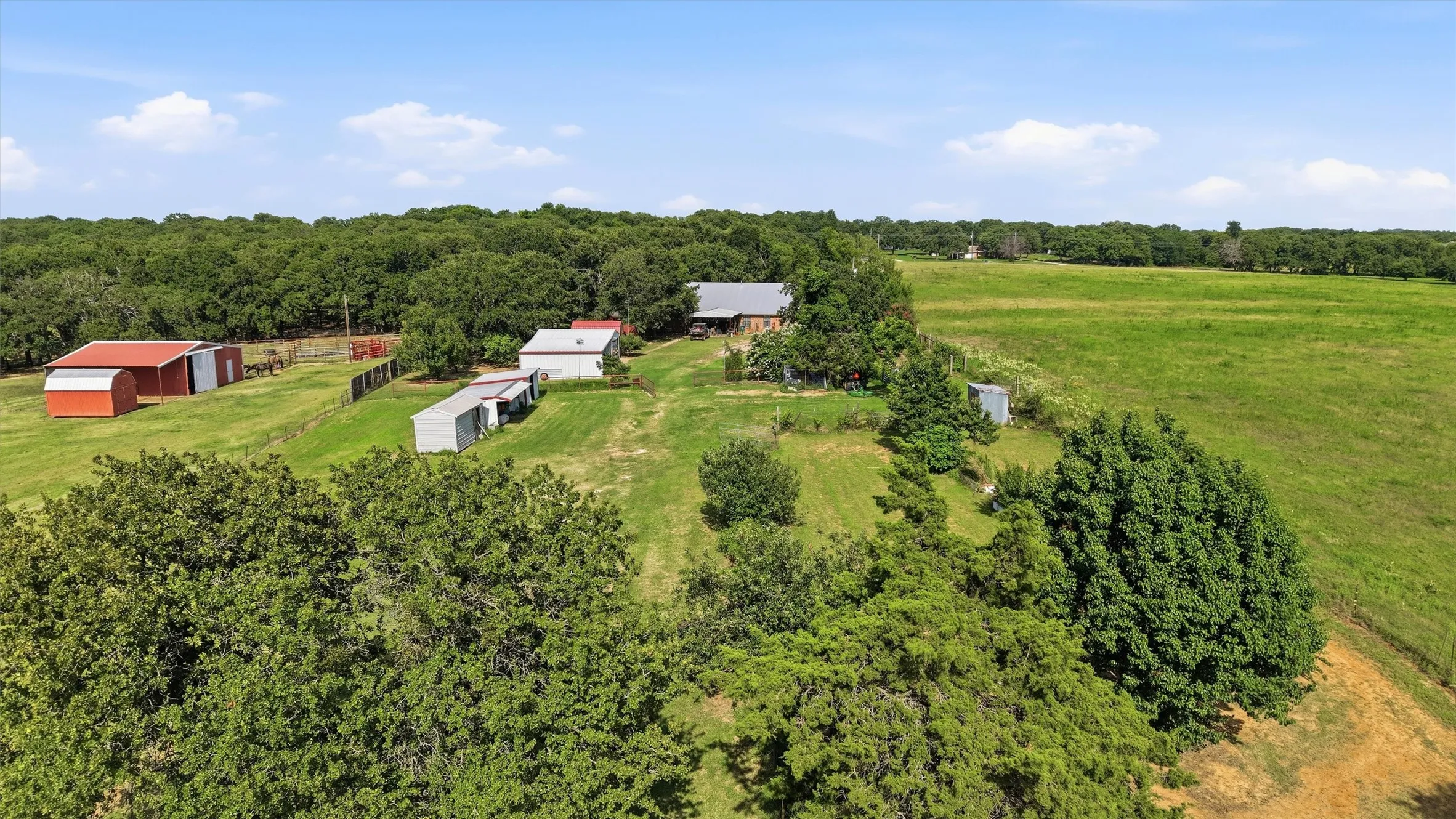 Single Family Residence For Sale in Grayson County , 7277 W Line Road, Collinsville, Texas 76233, 3 Bedroom, 2 Bathroom, 2 Garage spaces, 1,582 Sqft, built in 1998, mls#21310341, Real Estate Agent in Collinsville, Homes For Sale in Grayson county, Homes For Sale in Collinsville, Realtor in Collinsville Texas, Real Estate Brokerage Independent Realty Texas, Luminita Cordes Realtor