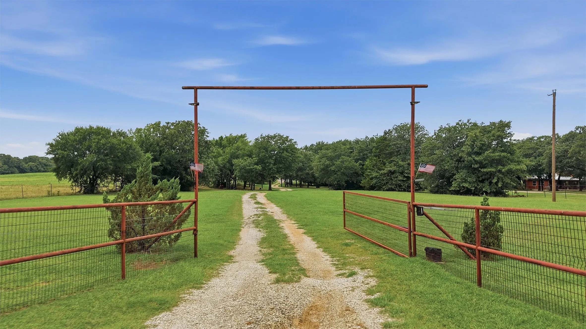 Single Family Residence For Sale in Grayson County , 7277 W Line Road, Collinsville, Texas 76233, 3 Bedroom, 2 Bathroom, 2 Garage spaces, 1,582 Sqft, built in 1998, mls#21310341, Real Estate Agent in Collinsville, Homes For Sale in Grayson county, Homes For Sale in Collinsville, Realtor in Collinsville Texas, Real Estate Brokerage Independent Realty Texas, Luminita Cordes Realtor