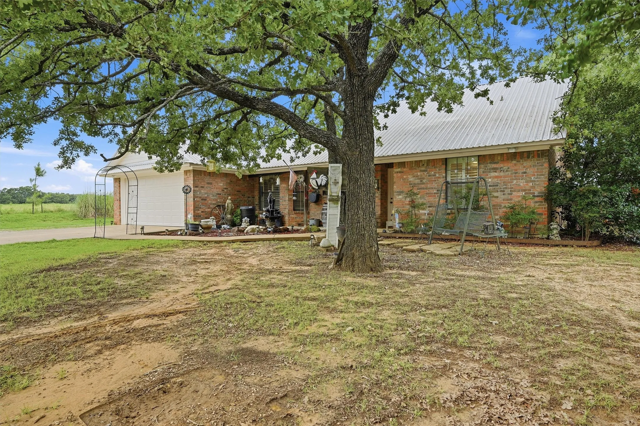 Single Family Residence For Sale in Grayson County , 7277 W Line Road, Collinsville, Texas 76233, 3 Bedroom, 2 Bathroom, 2 Garage spaces, 1,582 Sqft, built in 1998, mls#21310341, Real Estate Agent in Collinsville, Homes For Sale in Grayson county, Homes For Sale in Collinsville, Realtor in Collinsville Texas, Real Estate Brokerage Independent Realty Texas, Luminita Cordes Realtor