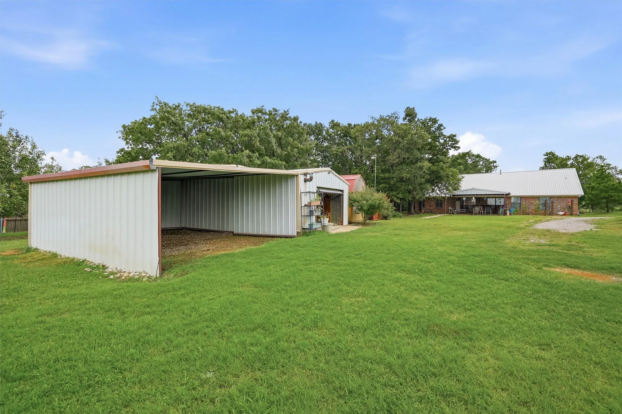 Single Family Residence For Sale in Grayson County , 7277 W Line Road, Collinsville, Texas 76233, 3 Bedroom, 2 Bathroom, 2 Garage spaces, 1,582 Sqft, built in 1998, mls#21310341, Real Estate Agent in Collinsville, Homes For Sale in Grayson county, Homes For Sale in Collinsville, Realtor in Collinsville Texas, Real Estate Brokerage Independent Realty Texas, Luminita Cordes Realtor