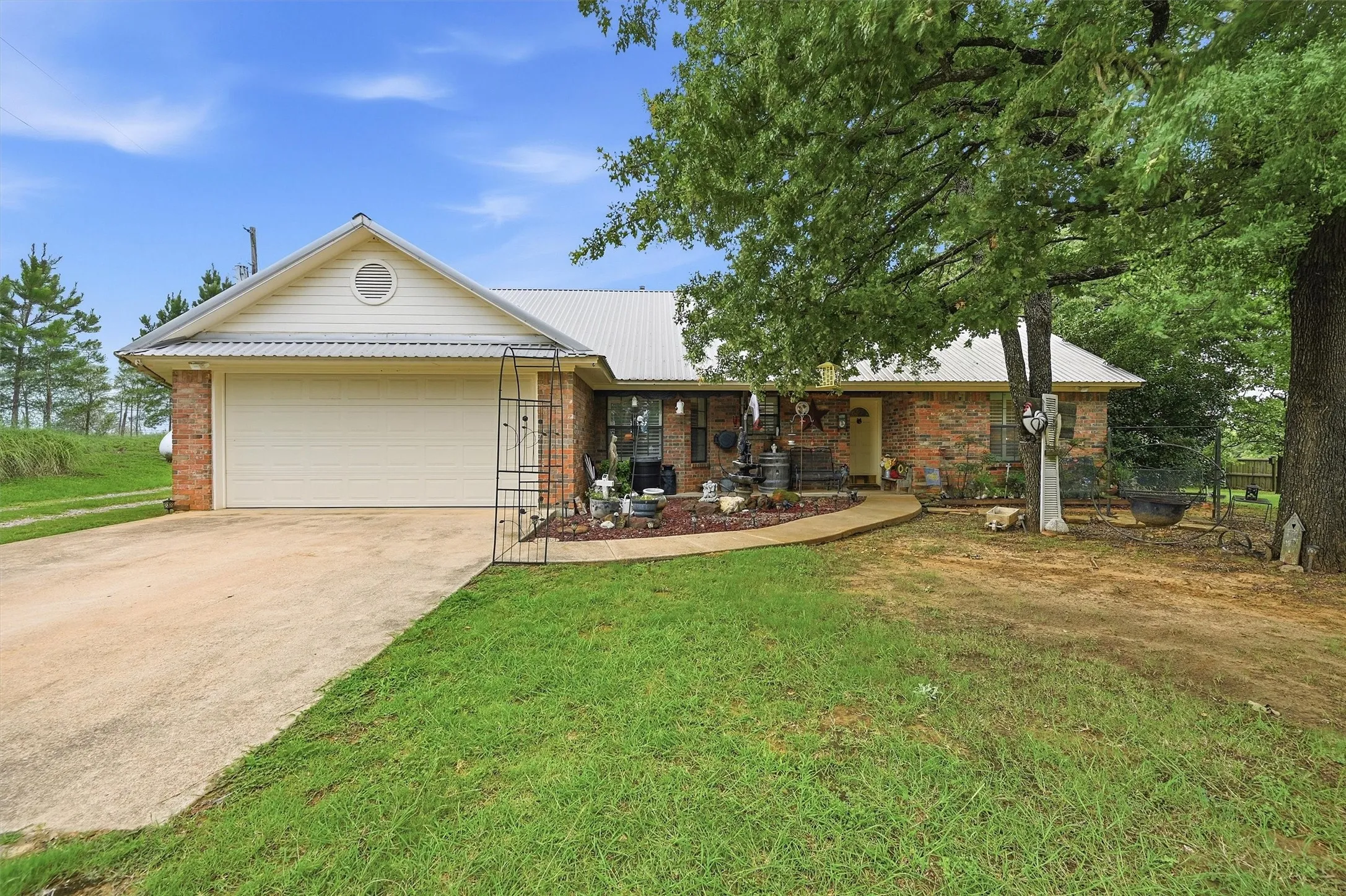 Single Family Residence For Sale in Grayson County , 7277 W Line Road, Collinsville, Texas 76233, 3 Bedroom, 2 Bathroom, 2 Garage spaces, 1,582 Sqft, built in 1998, mls#21310341, Real Estate Agent in Collinsville, Homes For Sale in Grayson county, Homes For Sale in Collinsville, Realtor in Collinsville Texas, Real Estate Brokerage Independent Realty Texas, Luminita Cordes Realtor