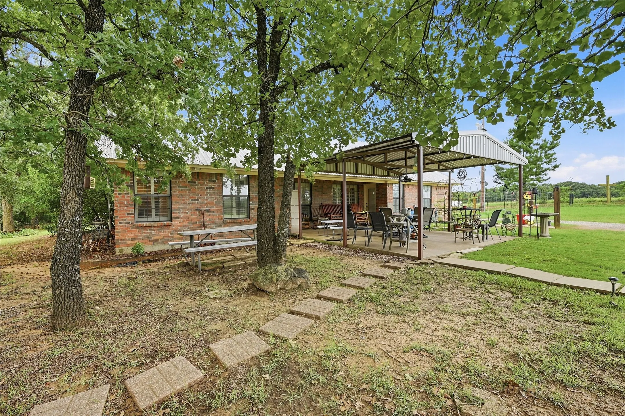 Single Family Residence For Sale in Grayson County , 7277 W Line Road, Collinsville, Texas 76233, 3 Bedroom, 2 Bathroom, 2 Garage spaces, 1,582 Sqft, built in 1998, mls#21310341, Real Estate Agent in Collinsville, Homes For Sale in Grayson county, Homes For Sale in Collinsville, Realtor in Collinsville Texas, Real Estate Brokerage Independent Realty Texas, Luminita Cordes Realtor