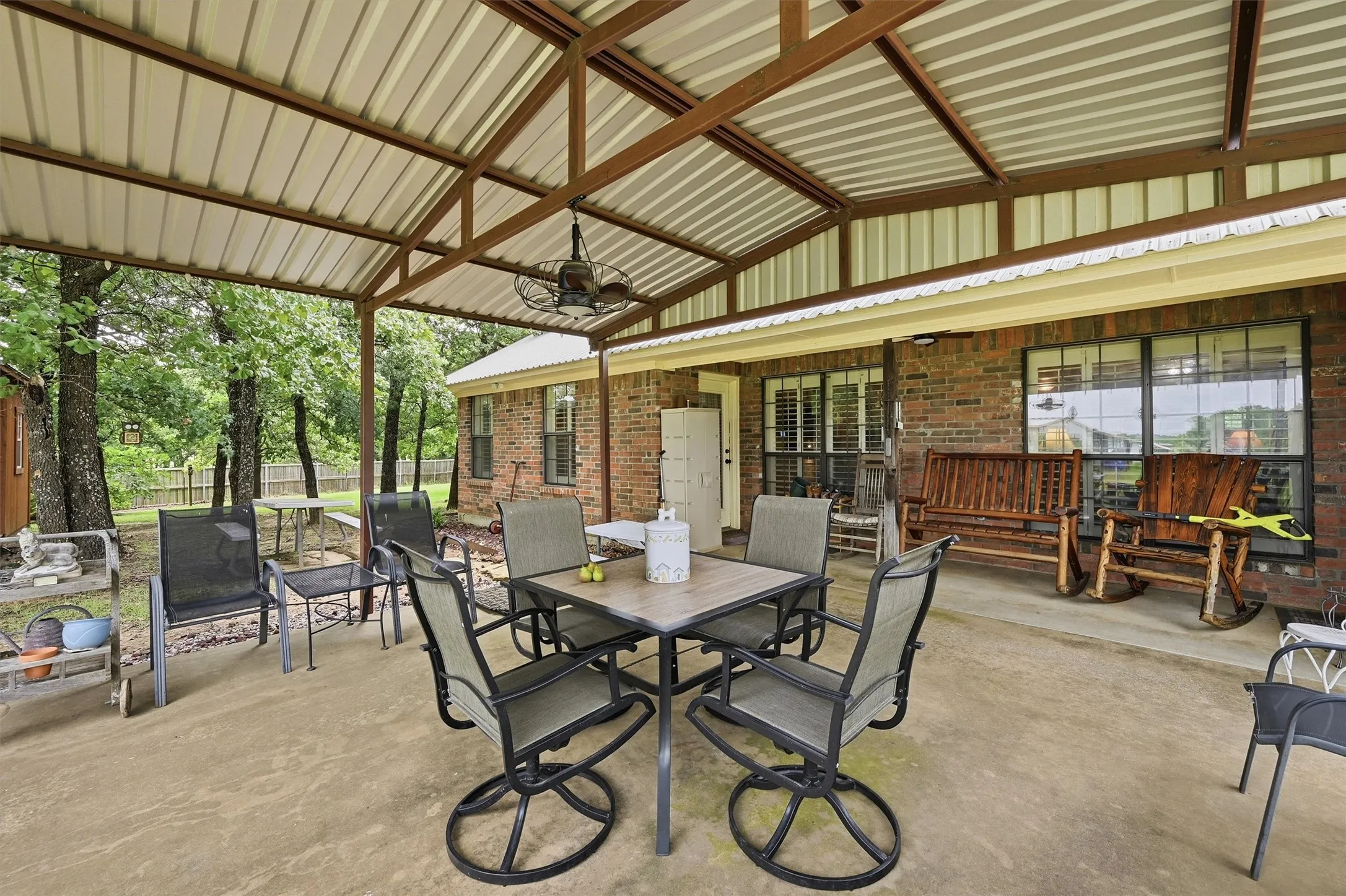 Single Family Residence For Sale in Grayson County , 7277 W Line Road, Collinsville, Texas 76233, 3 Bedroom, 2 Bathroom, 2 Garage spaces, 1,582 Sqft, built in 1998, mls#21310341, Real Estate Agent in Collinsville, Homes For Sale in Grayson county, Homes For Sale in Collinsville, Realtor in Collinsville Texas, Real Estate Brokerage Independent Realty Texas, Luminita Cordes Realtor