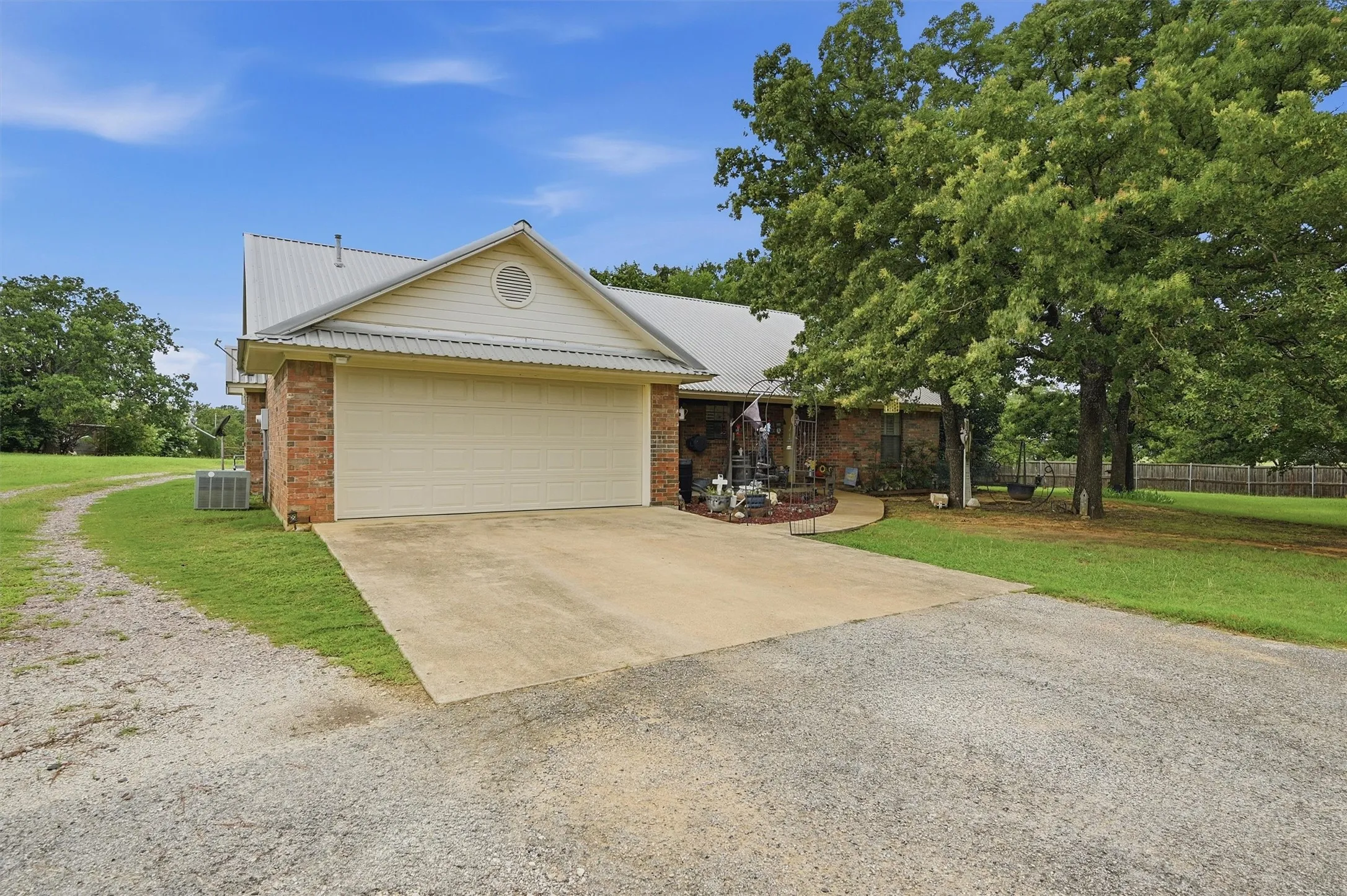 Single Family Residence For Sale in Grayson County , 7277 W Line Road, Collinsville, Texas 76233, 3 Bedroom, 2 Bathroom, 2 Garage spaces, 1,582 Sqft, built in 1998, mls#21310341, Real Estate Agent in Collinsville, Homes For Sale in Grayson county, Homes For Sale in Collinsville, Realtor in Collinsville Texas, Real Estate Brokerage Independent Realty Texas, Luminita Cordes Realtor