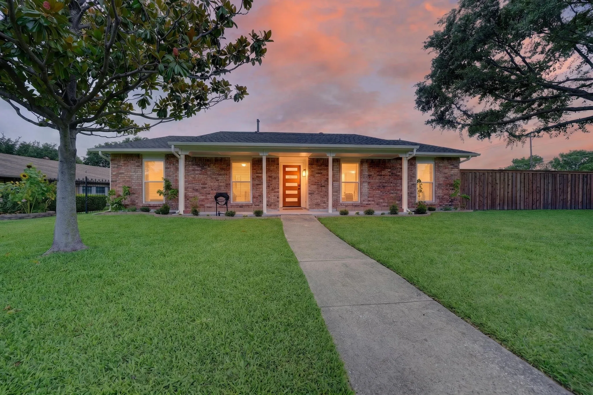 Single Family Residence For Sale in Dallas County , 4333 Woodbluff Drive, Mesquite, Texas 75150, 3 Bedroom, 2 Bathroom, 2 Garage spaces, 1,934 Sqft, built in 1978, mls#21317428, Real Estate Agent in Mesquite, Homes For Sale in Dallas county, Homes For Sale in Mesquite, Realtor in Mesquite Texas, Real Estate Brokerage Independent Realty Texas, Luminita Cordes Realtor