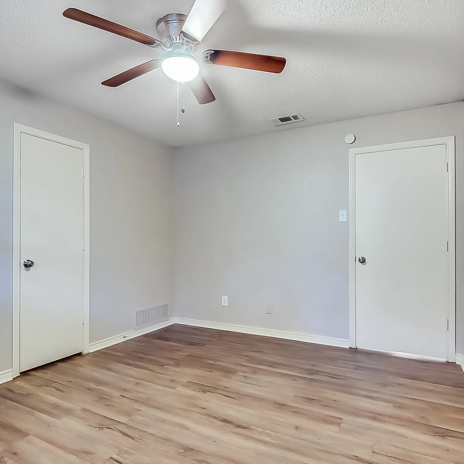 Single Family Residence For Sale in Dallas County , 504 Sierra Drive, De Soto, Texas 75115, 3 Bedroom, 2 Bathroom, 2 Garage spaces, 1,474 Sqft, built in 1980, mls#21317429, Real Estate Agent in De Soto, Homes For Sale in Dallas county, Homes For Sale in De Soto, Realtor in De Soto Texas, Real Estate Brokerage Independent Realty Texas, Luminita Cordes Realtor