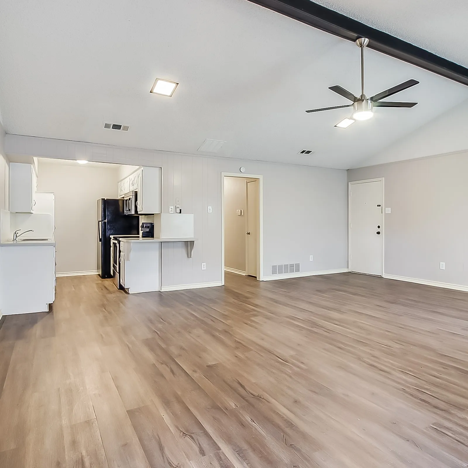 Single Family Residence For Sale in Dallas County , 504 Sierra Drive, De Soto, Texas 75115, 3 Bedroom, 2 Bathroom, 2 Garage spaces, 1,474 Sqft, built in 1980, mls#21317429, Real Estate Agent in De Soto, Homes For Sale in Dallas county, Homes For Sale in De Soto, Realtor in De Soto Texas, Real Estate Brokerage Independent Realty Texas, Luminita Cordes Realtor