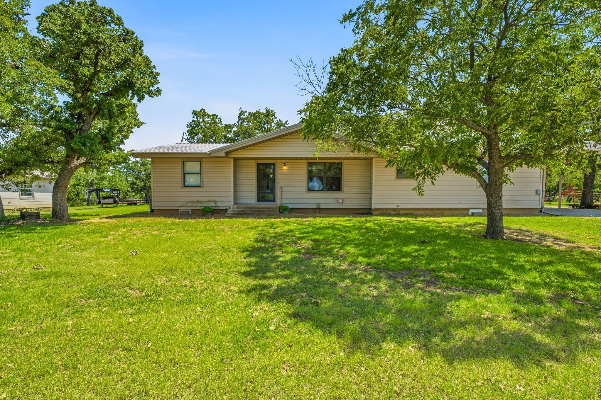 Single Family Residence For Sale in Young County , 1331 Medlan Chapel Road, Graham, Texas 76450, 3 Bedroom, 2 Bathroom, Garage spaces, 1,874 Sqft, built in 1987, mls#21311955, Real Estate Agent in Graham, Homes For Sale in Young county, Homes For Sale in Graham, Realtor in Graham Texas, Real Estate Brokerage Independent Realty Texas, Luminita Cordes Realtor