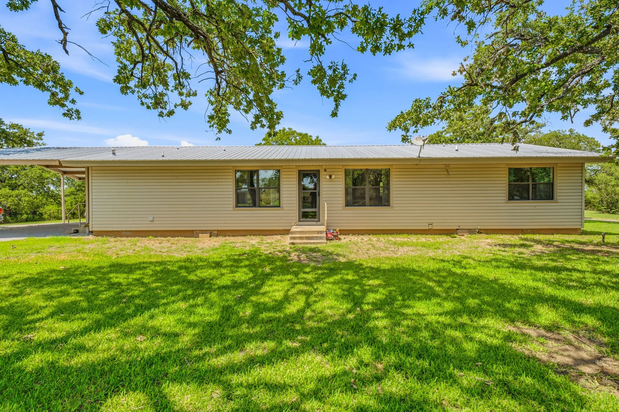 Single Family Residence For Sale in Young County , 1331 Medlan Chapel Road, Graham, Texas 76450, 3 Bedroom, 2 Bathroom, Garage spaces, 1,874 Sqft, built in 1987, mls#21311955, Real Estate Agent in Graham, Homes For Sale in Young county, Homes For Sale in Graham, Realtor in Graham Texas, Real Estate Brokerage Independent Realty Texas, Luminita Cordes Realtor
