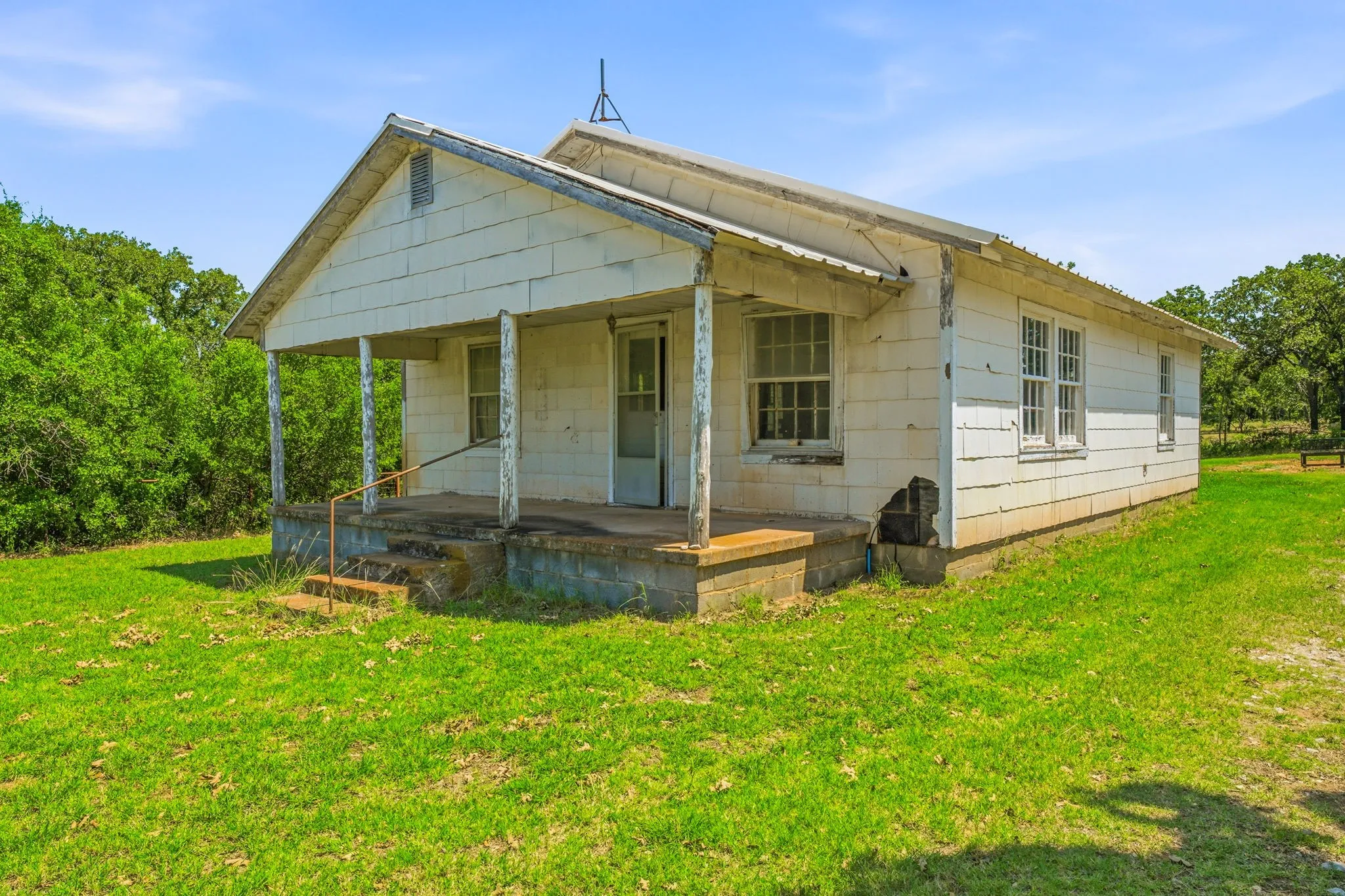 Single Family Residence For Sale in Young County , 1331 Medlan Chapel Road, Graham, Texas 76450, 3 Bedroom, 2 Bathroom, Garage spaces, 1,874 Sqft, built in 1987, mls#21311955, Real Estate Agent in Graham, Homes For Sale in Young county, Homes For Sale in Graham, Realtor in Graham Texas, Real Estate Brokerage Independent Realty Texas, Luminita Cordes Realtor