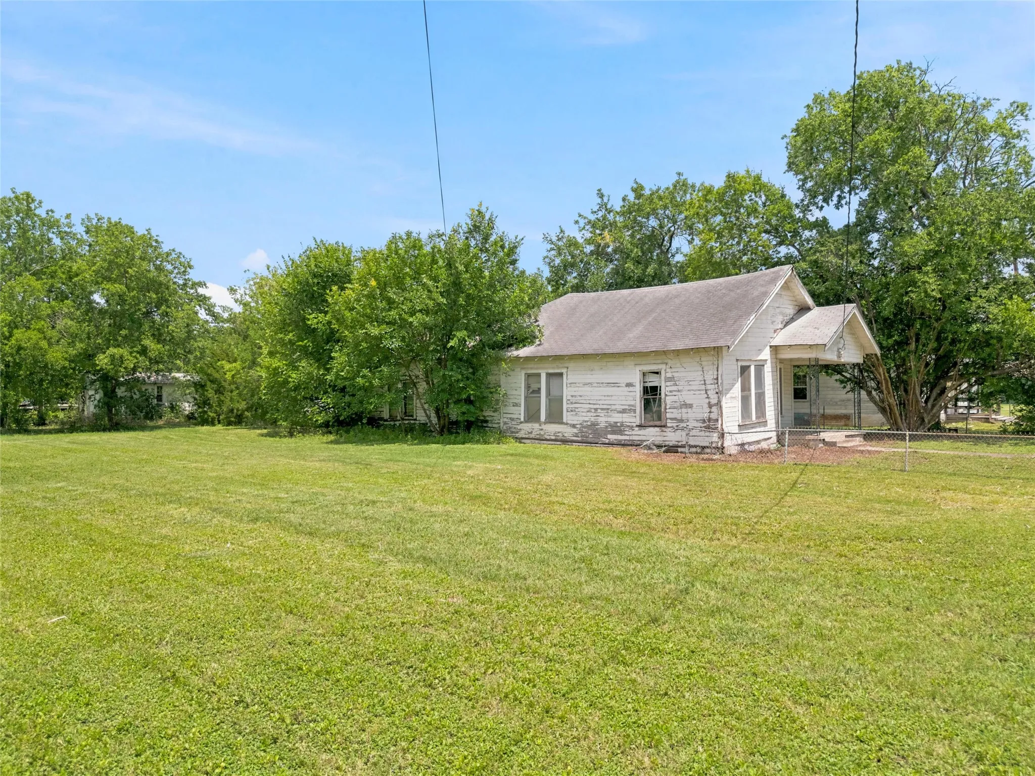 Single Family Residence For Sale in Mc Lennan County , 2432 S 9th Street, Waco, Texas 76706, 3 Bedroom, 1 Bathroom, Garage spaces, 1,152 Sqft, built in 1915, mls#21317375, Real Estate Agent in Waco, Homes For Sale in Mc Lennan county, Homes For Sale in Waco, Realtor in Waco Texas, Real Estate Brokerage Independent Realty Texas, Luminita Cordes Realtor
