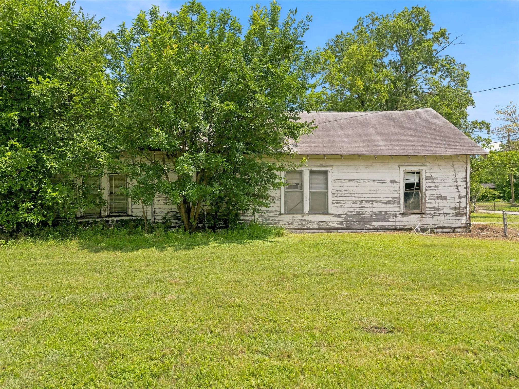 Single Family Residence For Sale in Mc Lennan County , 2432 S 9th Street, Waco, Texas 76706, 3 Bedroom, 1 Bathroom, Garage spaces, 1,152 Sqft, built in 1915, mls#21317375, Real Estate Agent in Waco, Homes For Sale in Mc Lennan county, Homes For Sale in Waco, Realtor in Waco Texas, Real Estate Brokerage Independent Realty Texas, Luminita Cordes Realtor