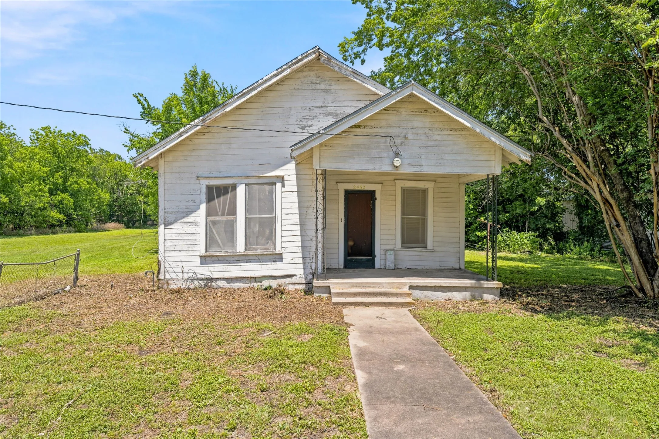 Single Family Residence For Sale in Mc Lennan County , 2432 S 9th Street, Waco, Texas 76706, 3 Bedroom, 1 Bathroom, Garage spaces, 1,152 Sqft, built in 1915, mls#21317375, Real Estate Agent in Waco, Homes For Sale in Mc Lennan county, Homes For Sale in Waco, Realtor in Waco Texas, Real Estate Brokerage Independent Realty Texas, Luminita Cordes Realtor