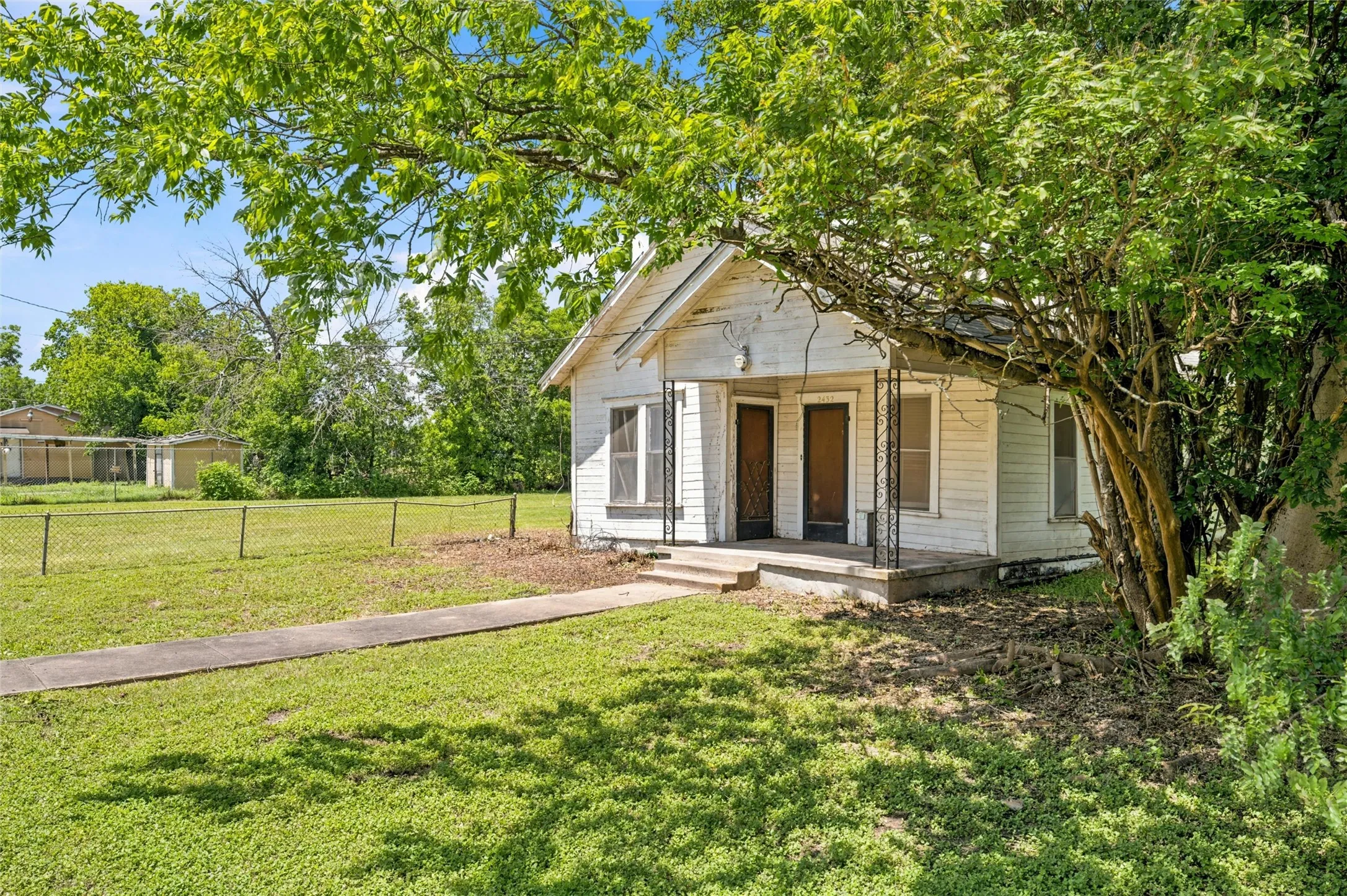 Single Family Residence For Sale in Mc Lennan County , 2432 S 9th Street, Waco, Texas 76706, 3 Bedroom, 1 Bathroom, Garage spaces, 1,152 Sqft, built in 1915, mls#21317375, Real Estate Agent in Waco, Homes For Sale in Mc Lennan county, Homes For Sale in Waco, Realtor in Waco Texas, Real Estate Brokerage Independent Realty Texas, Luminita Cordes Realtor