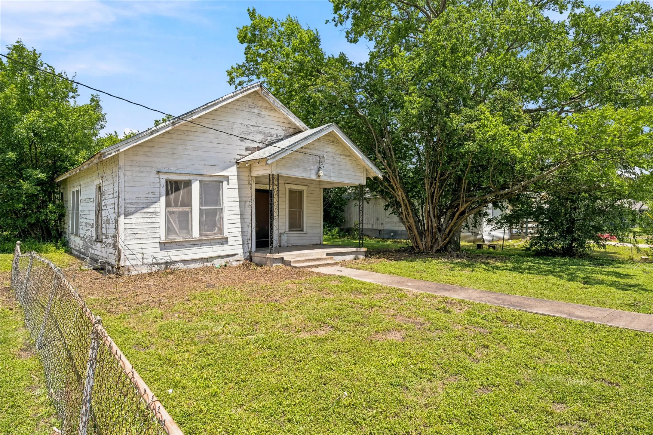 Single Family Residence For Sale in Mc Lennan County , 2432 S 9th Street, Waco, Texas 76706, 3 Bedroom, 1 Bathroom, Garage spaces, 1,152 Sqft, built in 1915, mls#21317375, Real Estate Agent in Waco, Homes For Sale in Mc Lennan county, Homes For Sale in Waco, Realtor in Waco Texas, Real Estate Brokerage Independent Realty Texas, Luminita Cordes Realtor