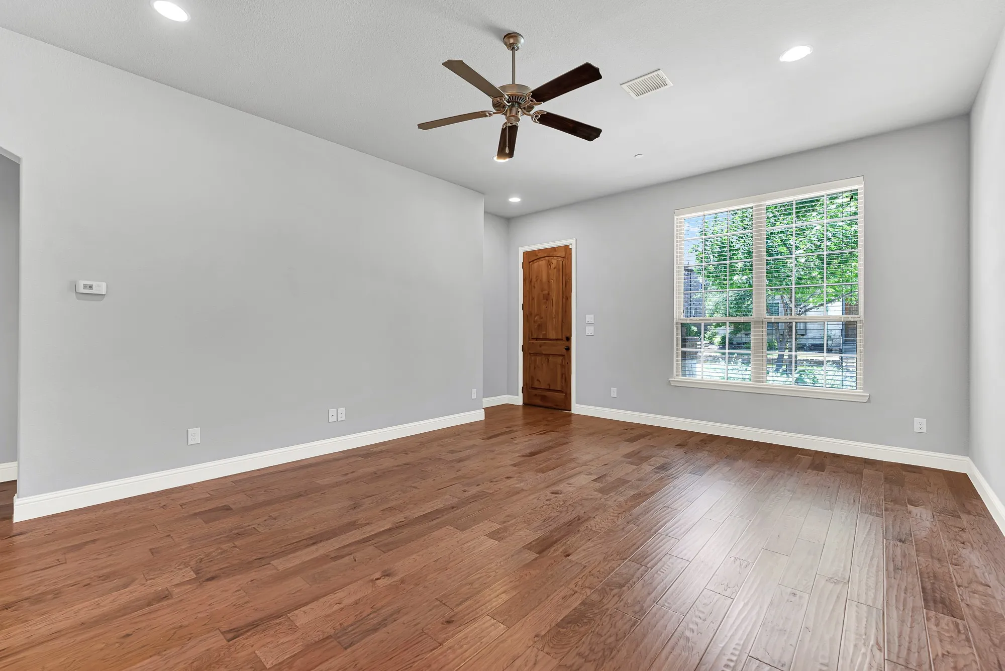 Townhouse For Sale in Denton County , 4666 Dozier Road B, Carrollton, Texas 75010, 3 Bedroom, 3 Bathroom, 2 Garage spaces, 2,124 Sqft, built in 2014, mls#21315746, Real Estate Agent in Carrollton, Homes For Sale in Denton county, Homes For Sale in Carrollton, Realtor in Carrollton Texas, Real Estate Brokerage Independent Realty Texas, Luminita Cordes Realtor