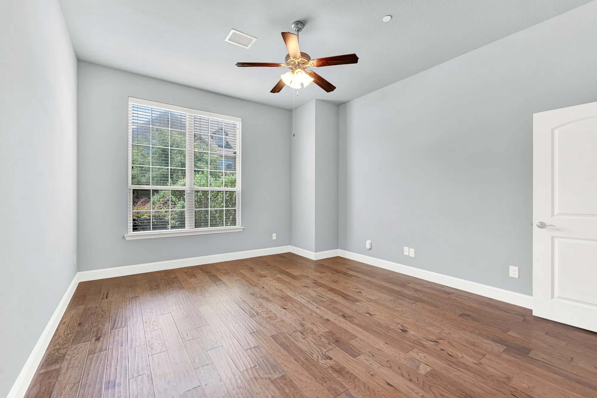Townhouse For Sale in Denton County , 4666 Dozier Road B, Carrollton, Texas 75010, 3 Bedroom, 3 Bathroom, 2 Garage spaces, 2,124 Sqft, built in 2014, mls#21315746, Real Estate Agent in Carrollton, Homes For Sale in Denton county, Homes For Sale in Carrollton, Realtor in Carrollton Texas, Real Estate Brokerage Independent Realty Texas, Luminita Cordes Realtor