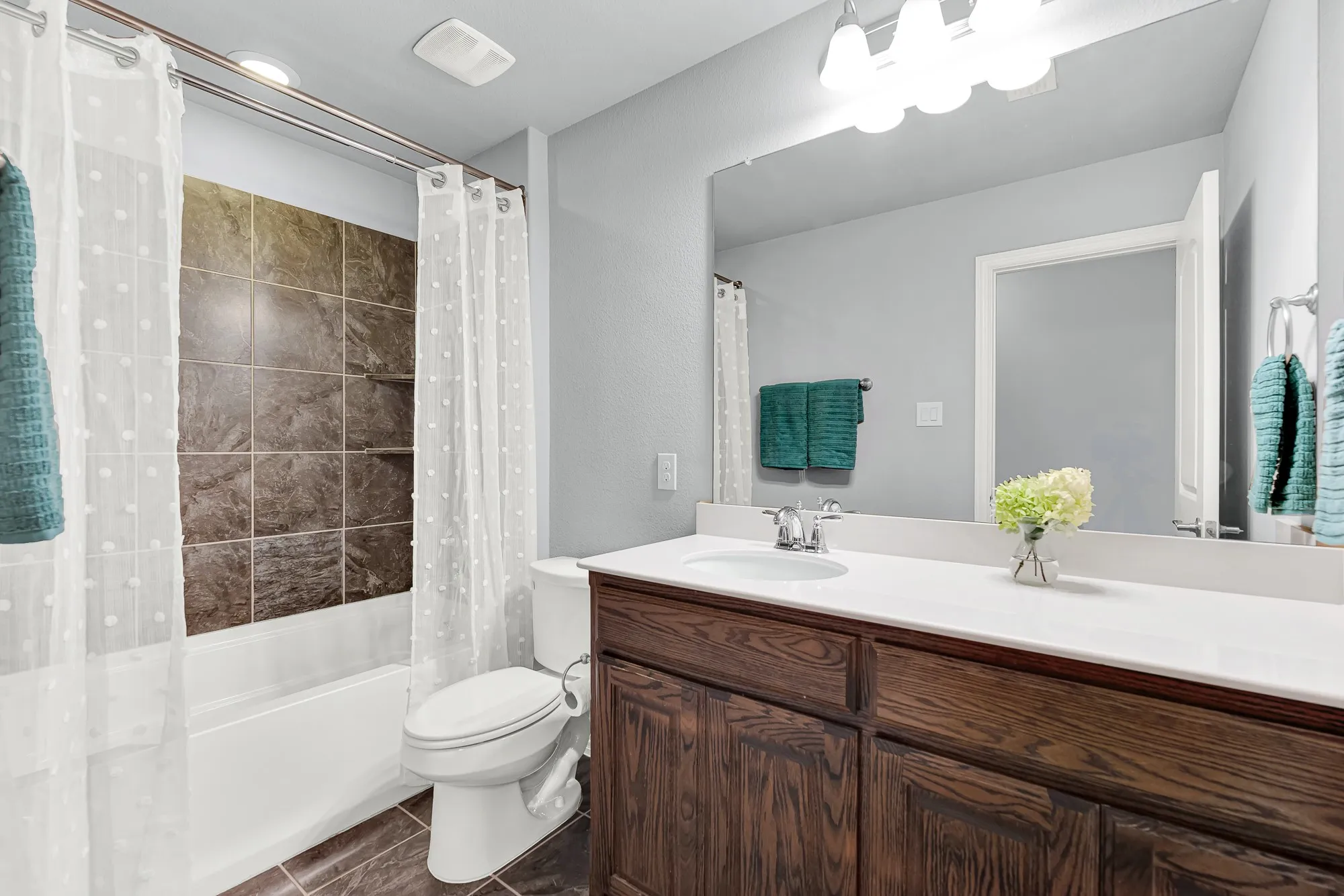 Townhouse For Sale in Denton County , 4666 Dozier Road B, Carrollton, Texas 75010, 3 Bedroom, 3 Bathroom, 2 Garage spaces, 2,124 Sqft, built in 2014, mls#21315746, Real Estate Agent in Carrollton, Homes For Sale in Denton county, Homes For Sale in Carrollton, Realtor in Carrollton Texas, Real Estate Brokerage Independent Realty Texas, Luminita Cordes Realtor