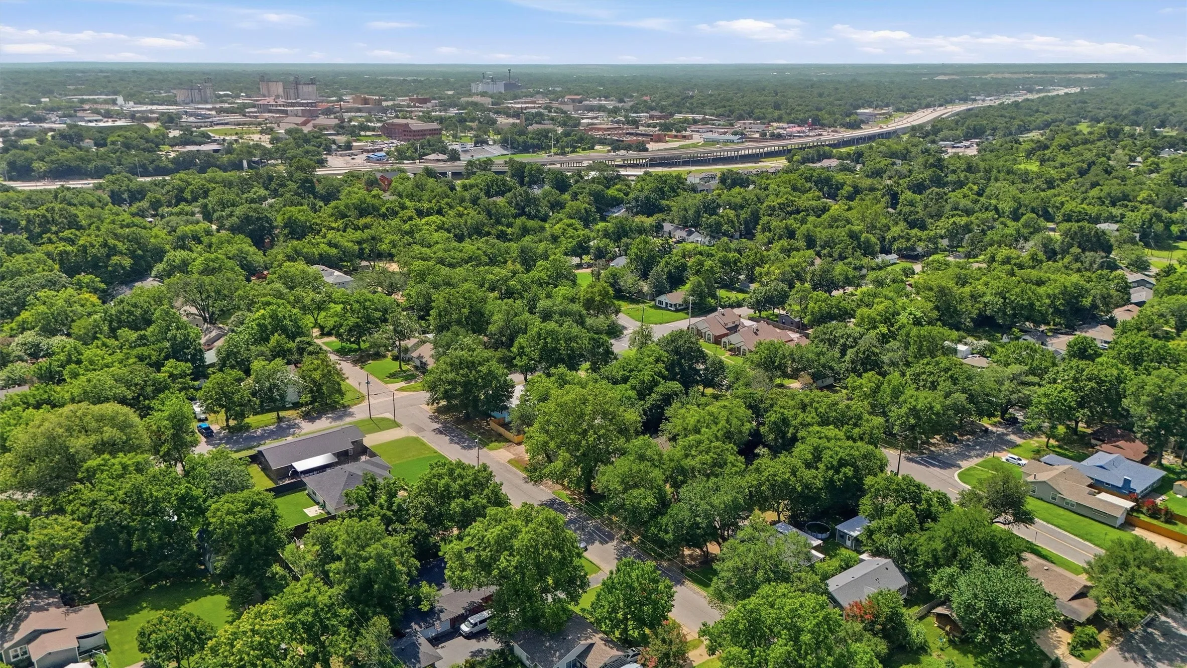 Single Family Residence For Sale in Grayson County , 1020 W Brockett Street, Sherman, Texas 75092, 2 Bedroom, 1 Bathroom, Garage spaces, 995 Sqft, built in 1945, mls#21315359, Real Estate Agent in Sherman, Homes For Sale in Grayson county, Homes For Sale in Sherman, Realtor in Sherman Texas, Real Estate Brokerage Independent Realty Texas, Luminita Cordes Realtor