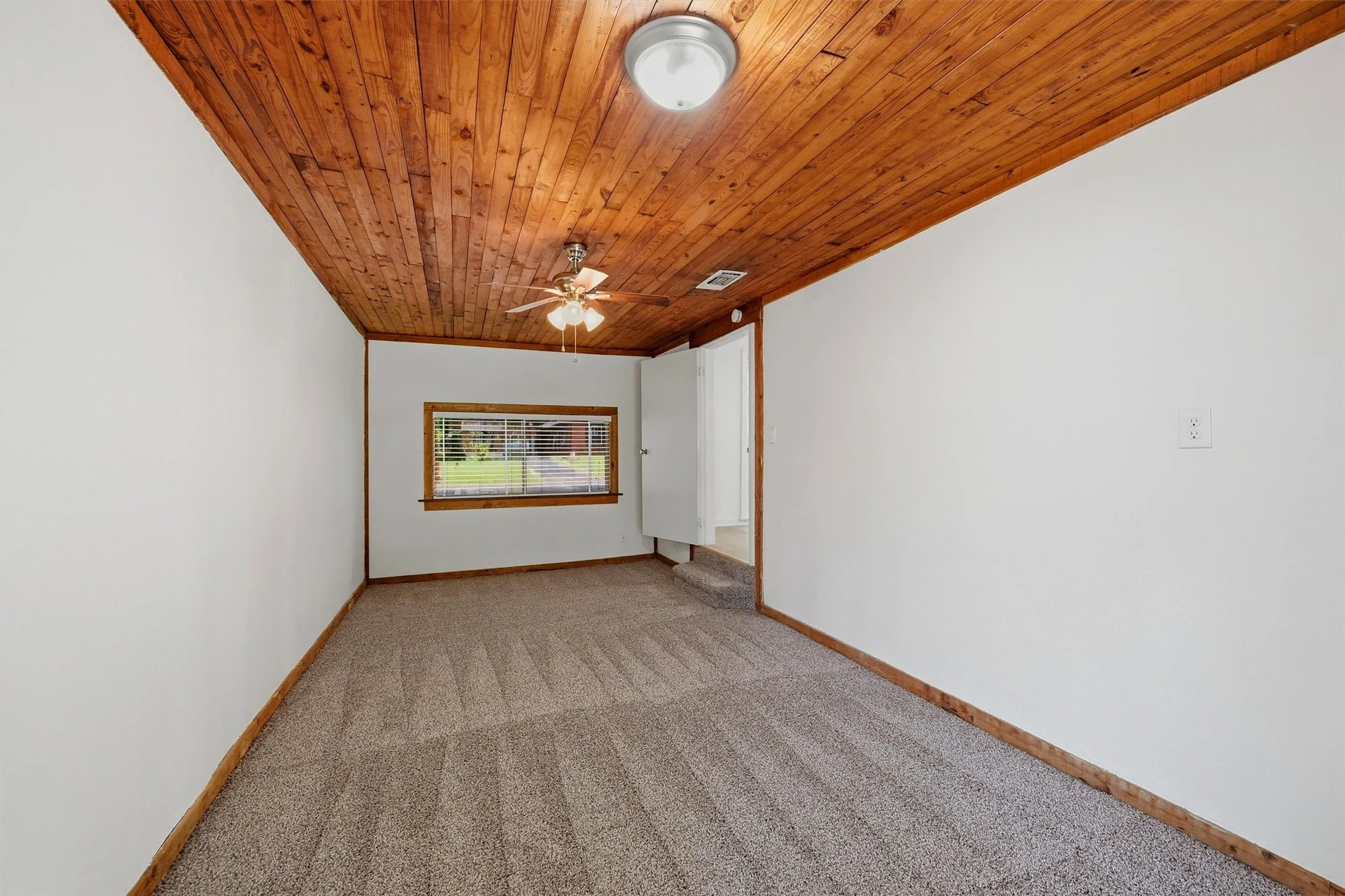 Single Family Residence For Sale in Grayson County , 1020 W Brockett Street, Sherman, Texas 75092, 2 Bedroom, 1 Bathroom, Garage spaces, 995 Sqft, built in 1945, mls#21315359, Real Estate Agent in Sherman, Homes For Sale in Grayson county, Homes For Sale in Sherman, Realtor in Sherman Texas, Real Estate Brokerage Independent Realty Texas, Luminita Cordes Realtor