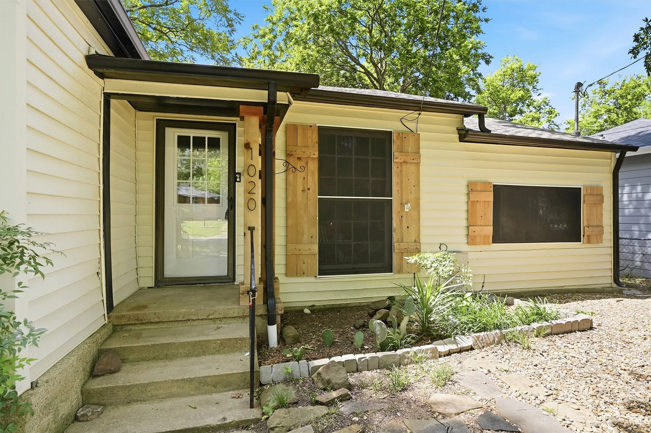 Single Family Residence For Sale in Grayson County , 1020 W Brockett Street, Sherman, Texas 75092, 2 Bedroom, 1 Bathroom, Garage spaces, 995 Sqft, built in 1945, mls#21315359, Real Estate Agent in Sherman, Homes For Sale in Grayson county, Homes For Sale in Sherman, Realtor in Sherman Texas, Real Estate Brokerage Independent Realty Texas, Luminita Cordes Realtor