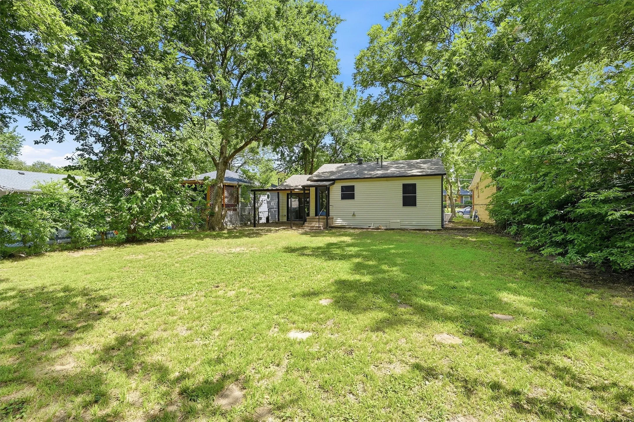 Single Family Residence For Sale in Grayson County , 1020 W Brockett Street, Sherman, Texas 75092, 2 Bedroom, 1 Bathroom, Garage spaces, 995 Sqft, built in 1945, mls#21315359, Real Estate Agent in Sherman, Homes For Sale in Grayson county, Homes For Sale in Sherman, Realtor in Sherman Texas, Real Estate Brokerage Independent Realty Texas, Luminita Cordes Realtor