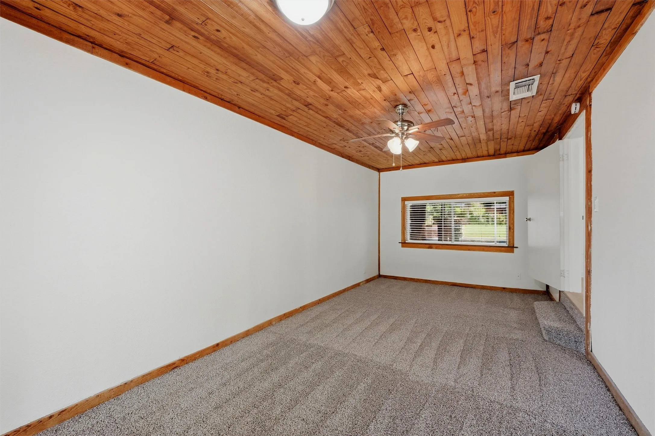 Single Family Residence For Sale in Grayson County , 1020 W Brockett Street, Sherman, Texas 75092, 2 Bedroom, 1 Bathroom, Garage spaces, 995 Sqft, built in 1945, mls#21315359, Real Estate Agent in Sherman, Homes For Sale in Grayson county, Homes For Sale in Sherman, Realtor in Sherman Texas, Real Estate Brokerage Independent Realty Texas, Luminita Cordes Realtor