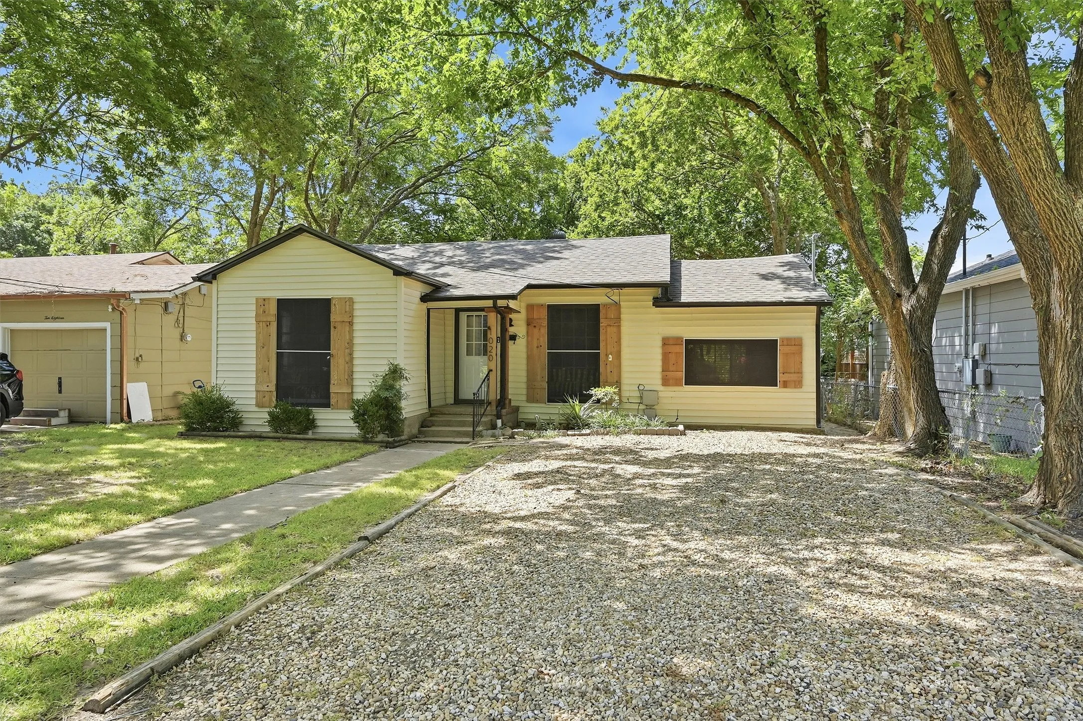 Single Family Residence For Sale in Grayson County , 1020 W Brockett Street, Sherman, Texas 75092, 2 Bedroom, 1 Bathroom, Garage spaces, 995 Sqft, built in 1945, mls#21315359, Real Estate Agent in Sherman, Homes For Sale in Grayson county, Homes For Sale in Sherman, Realtor in Sherman Texas, Real Estate Brokerage Independent Realty Texas, Luminita Cordes Realtor