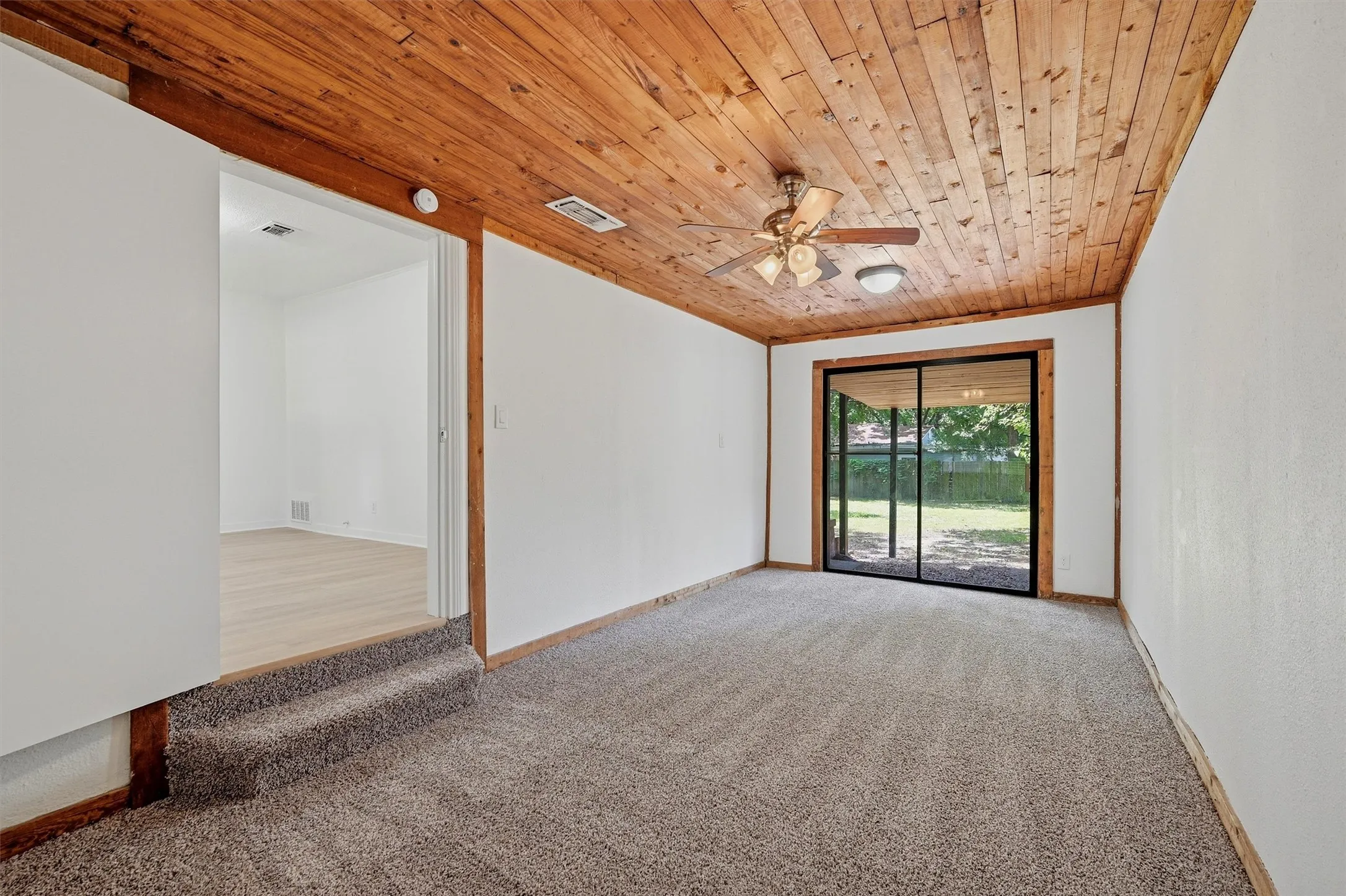 Single Family Residence For Sale in Grayson County , 1020 W Brockett Street, Sherman, Texas 75092, 2 Bedroom, 1 Bathroom, Garage spaces, 995 Sqft, built in 1945, mls#21315359, Real Estate Agent in Sherman, Homes For Sale in Grayson county, Homes For Sale in Sherman, Realtor in Sherman Texas, Real Estate Brokerage Independent Realty Texas, Luminita Cordes Realtor