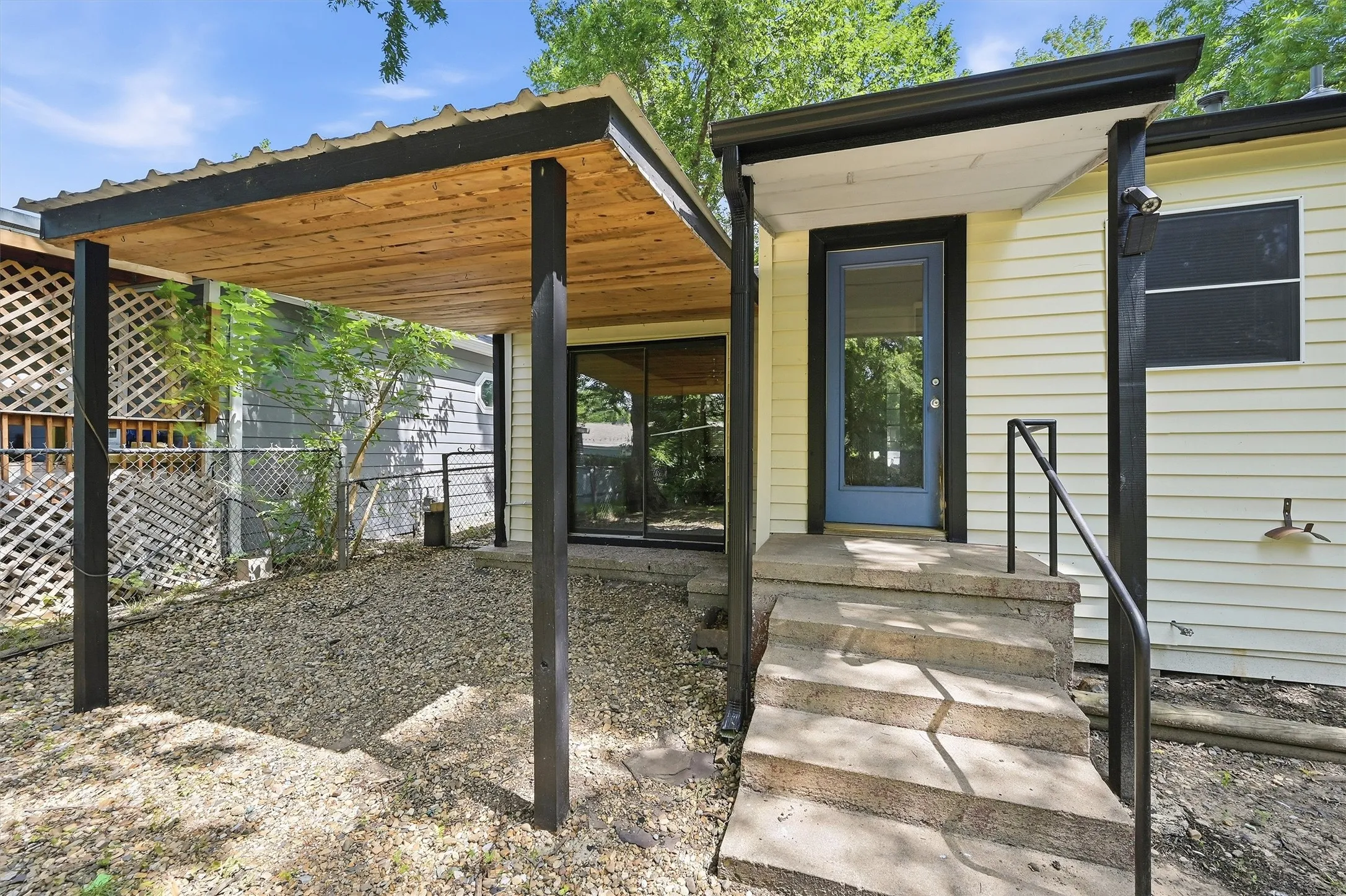Single Family Residence For Sale in Grayson County , 1020 W Brockett Street, Sherman, Texas 75092, 2 Bedroom, 1 Bathroom, Garage spaces, 995 Sqft, built in 1945, mls#21315359, Real Estate Agent in Sherman, Homes For Sale in Grayson county, Homes For Sale in Sherman, Realtor in Sherman Texas, Real Estate Brokerage Independent Realty Texas, Luminita Cordes Realtor