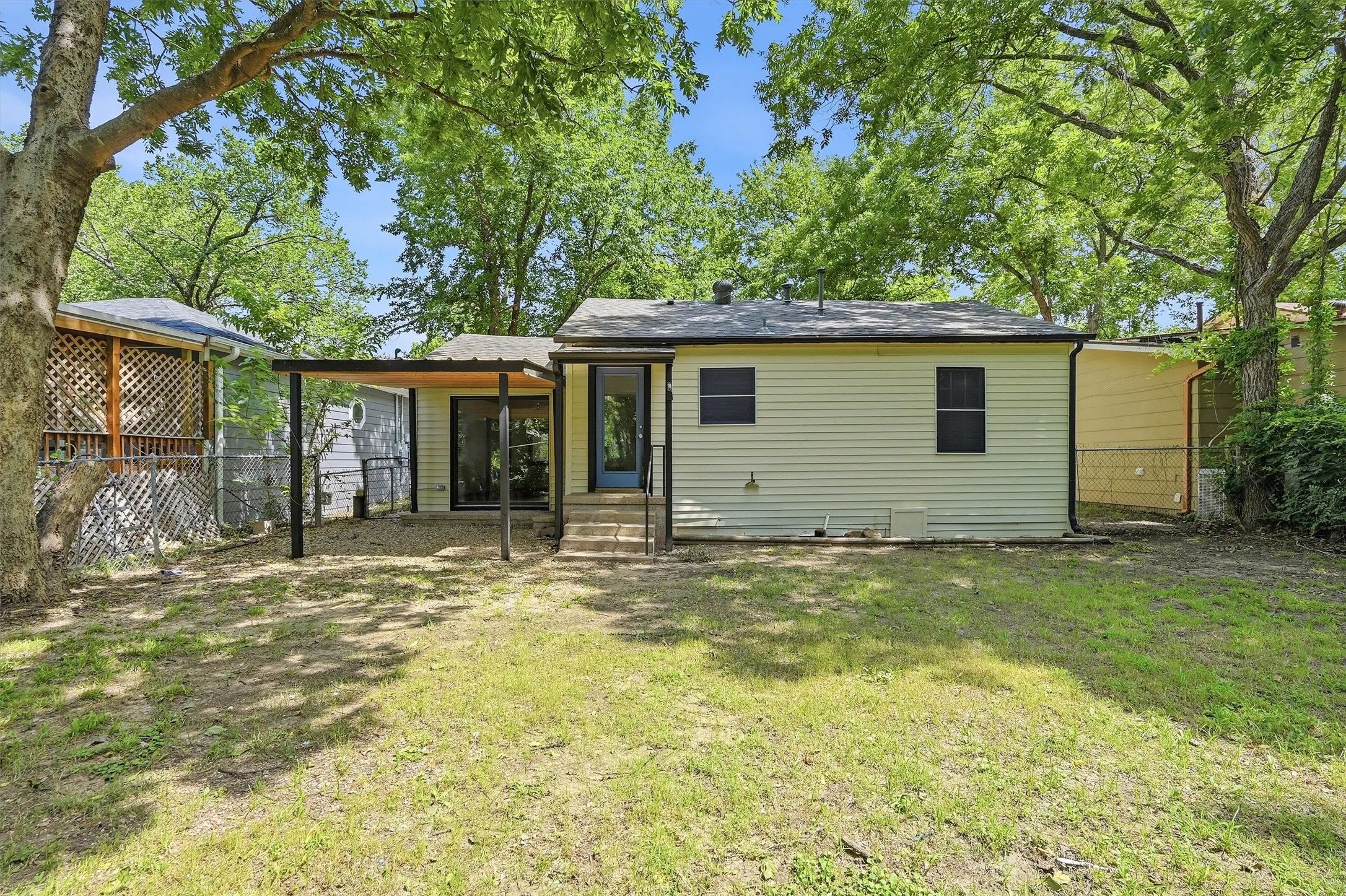 Single Family Residence For Sale in Grayson County , 1020 W Brockett Street, Sherman, Texas 75092, 2 Bedroom, 1 Bathroom, Garage spaces, 995 Sqft, built in 1945, mls#21315359, Real Estate Agent in Sherman, Homes For Sale in Grayson county, Homes For Sale in Sherman, Realtor in Sherman Texas, Real Estate Brokerage Independent Realty Texas, Luminita Cordes Realtor