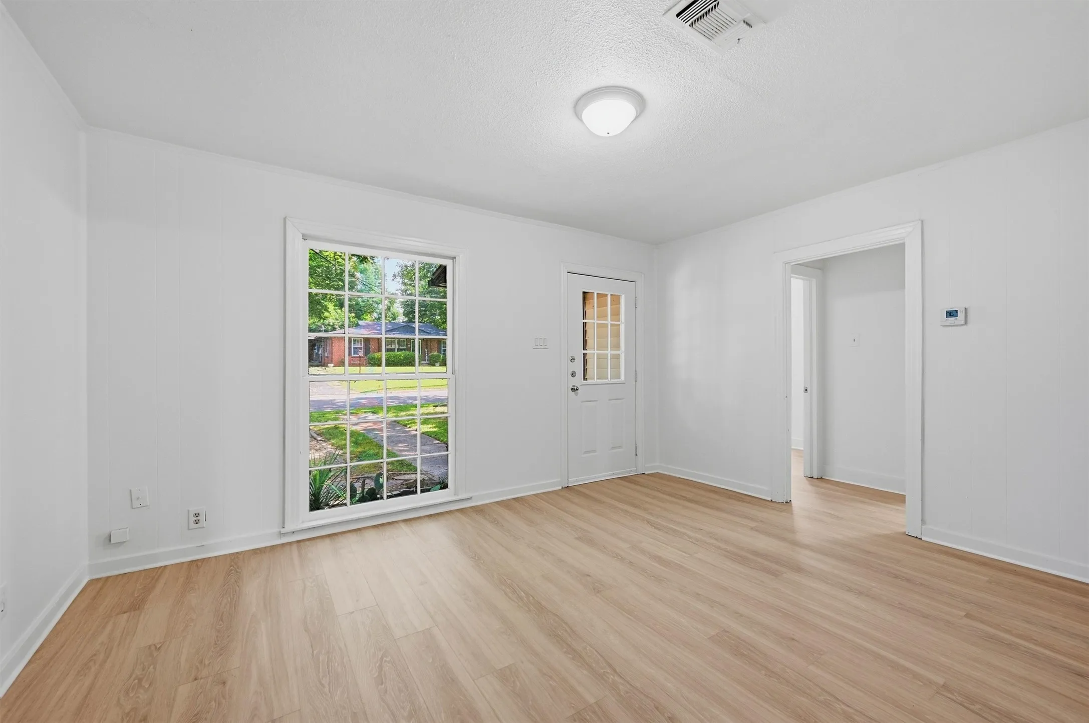 Single Family Residence For Sale in Grayson County , 1020 W Brockett Street, Sherman, Texas 75092, 2 Bedroom, 1 Bathroom, Garage spaces, 995 Sqft, built in 1945, mls#21315359, Real Estate Agent in Sherman, Homes For Sale in Grayson county, Homes For Sale in Sherman, Realtor in Sherman Texas, Real Estate Brokerage Independent Realty Texas, Luminita Cordes Realtor
