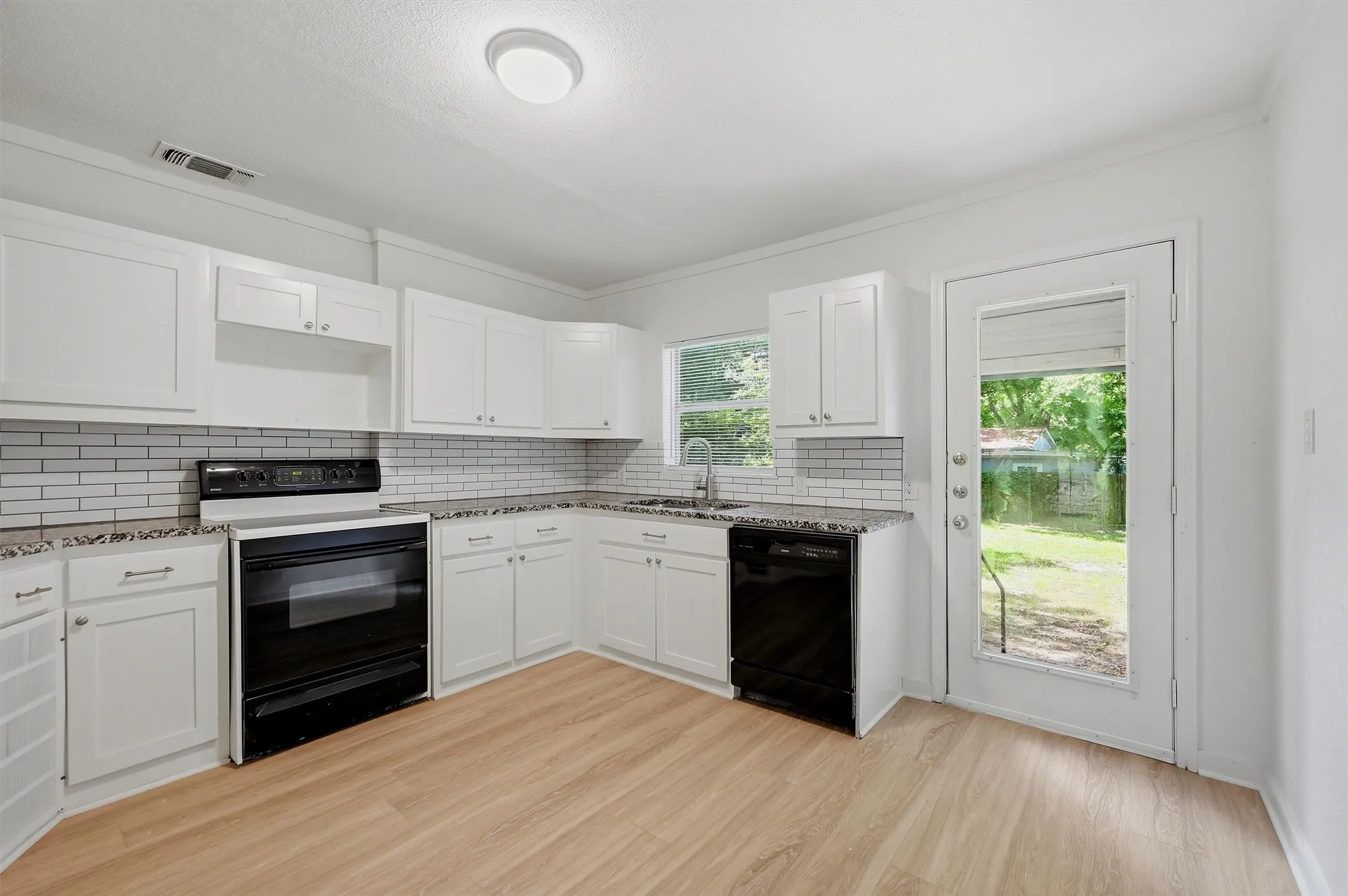 Single Family Residence For Sale in Grayson County , 1020 W Brockett Street, Sherman, Texas 75092, 2 Bedroom, 1 Bathroom, Garage spaces, 995 Sqft, built in 1945, mls#21315359, Real Estate Agent in Sherman, Homes For Sale in Grayson county, Homes For Sale in Sherman, Realtor in Sherman Texas, Real Estate Brokerage Independent Realty Texas, Luminita Cordes Realtor