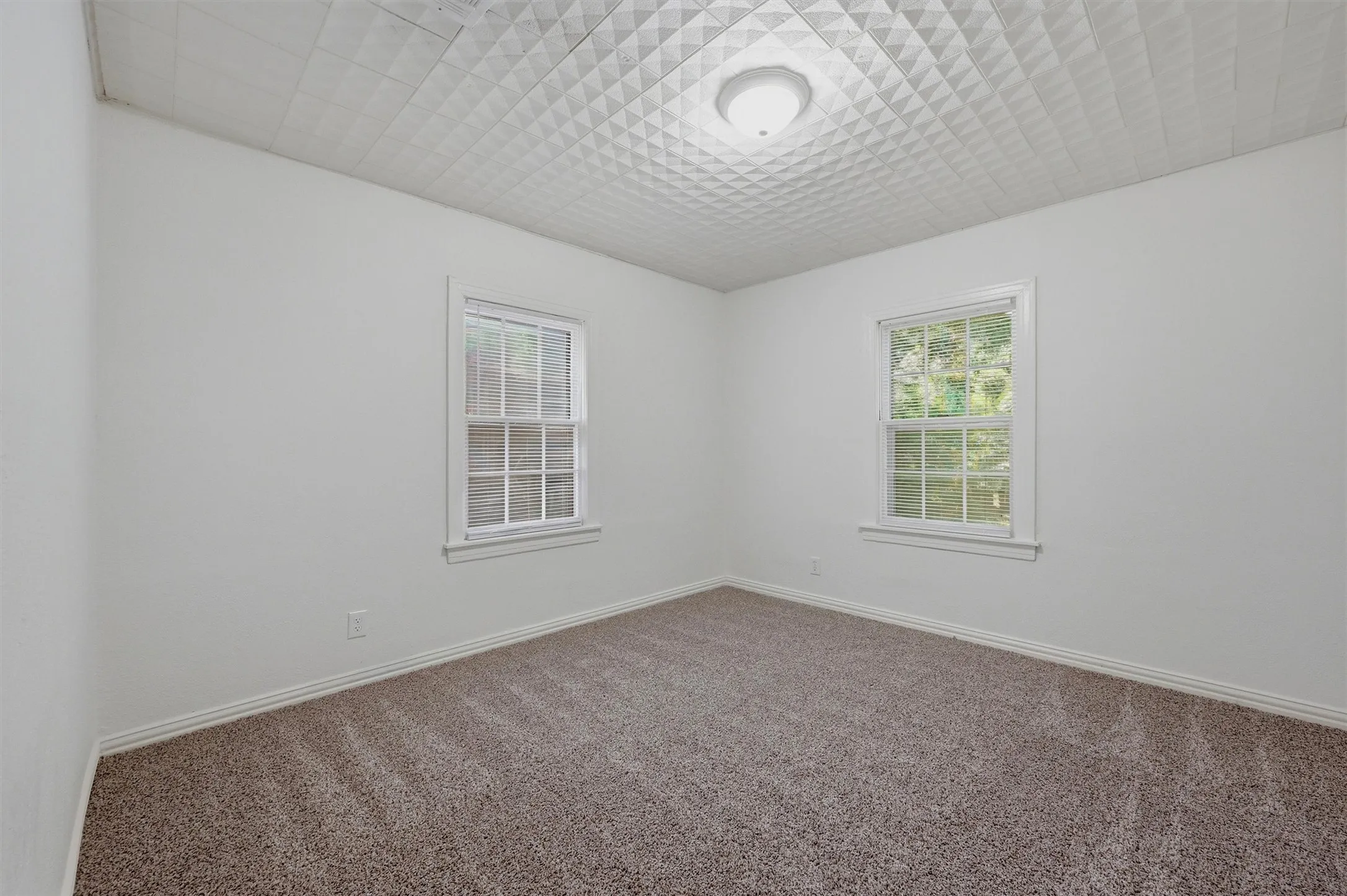 Single Family Residence For Sale in Grayson County , 1020 W Brockett Street, Sherman, Texas 75092, 2 Bedroom, 1 Bathroom, Garage spaces, 995 Sqft, built in 1945, mls#21315359, Real Estate Agent in Sherman, Homes For Sale in Grayson county, Homes For Sale in Sherman, Realtor in Sherman Texas, Real Estate Brokerage Independent Realty Texas, Luminita Cordes Realtor