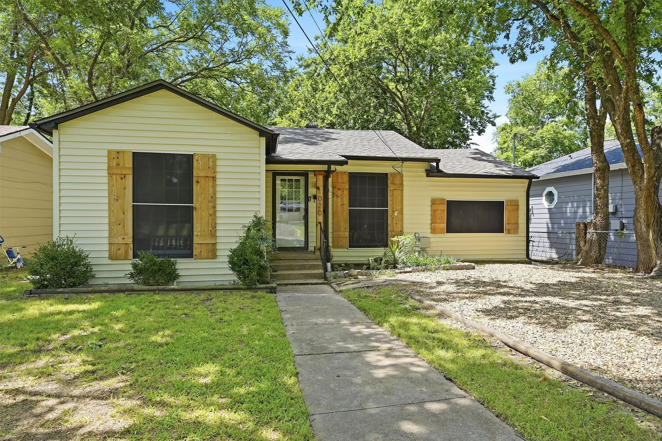 Single Family Residence For Sale in Grayson County , 1020 W Brockett Street, Sherman, Texas 75092, 2 Bedroom, 1 Bathroom, Garage spaces, 995 Sqft, built in 1945, mls#21315359, Real Estate Agent in Sherman, Homes For Sale in Grayson county, Homes For Sale in Sherman, Realtor in Sherman Texas, Real Estate Brokerage Independent Realty Texas, Luminita Cordes Realtor